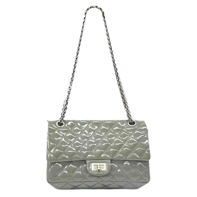 Chanel 2.55 Klappentasche aus Lackleder mit doppeltem Boden in Kleingrau