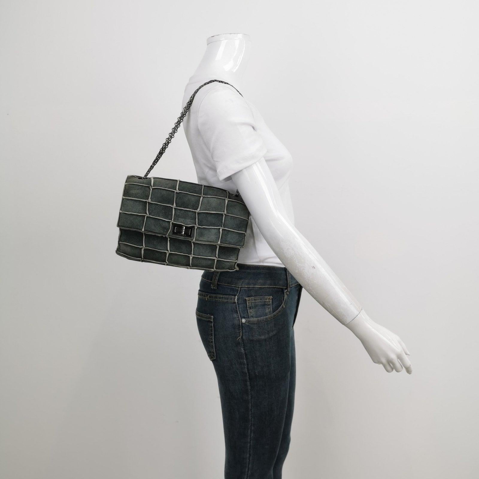 Chanel 2.55 Flap Bag Vintage Chocolate Bar 1997 Medium Suede Green

This Chanel 2.55 Flap bag features a mademoiselle turn lock and is made of suede leather, square quilt wild stitch, accented with silver hardware.
CONDITION: Very good condition