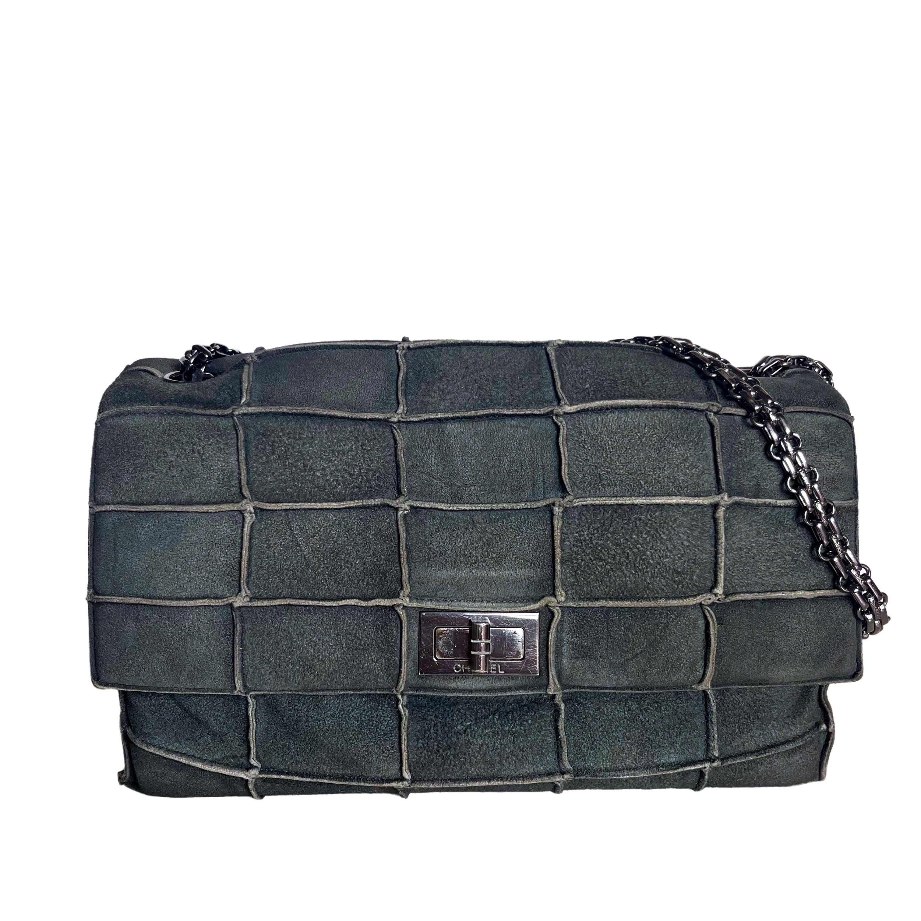 Chanel 2.55 Flap Bag Vintage Chocolate Bar 1997 Medium Suede Green In Excellent Condition In AUBERVILLIERS, FR