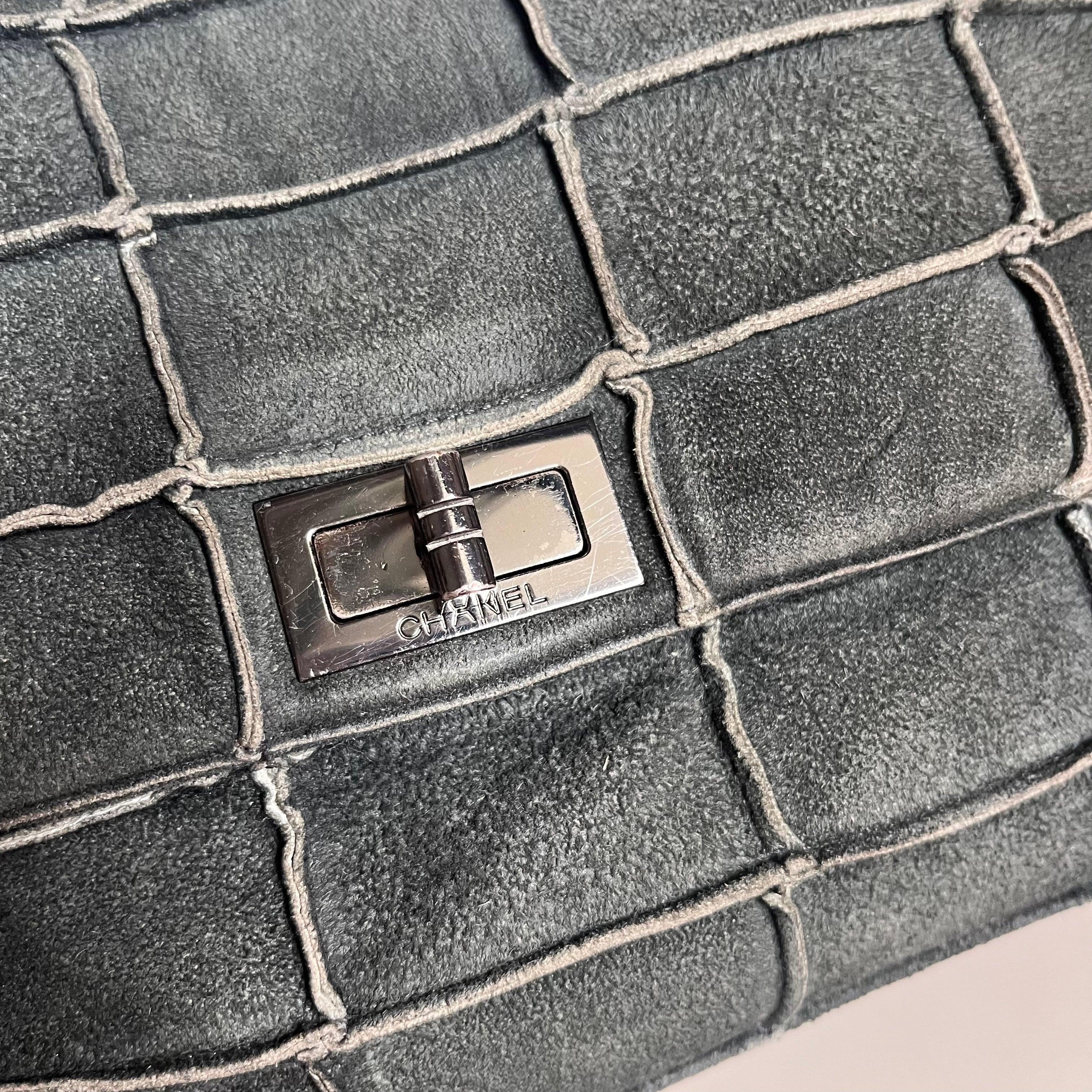 Chanel 2.55 Flap Bag Vintage Chocolate Bar 1997 Medium Suede Green 5
