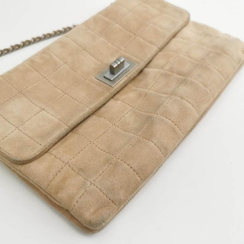 Chanel 2.55 Flap Bag Vintage Chocolate Bar Medium Suede Beige Light Pink, 2000 For Sale 7