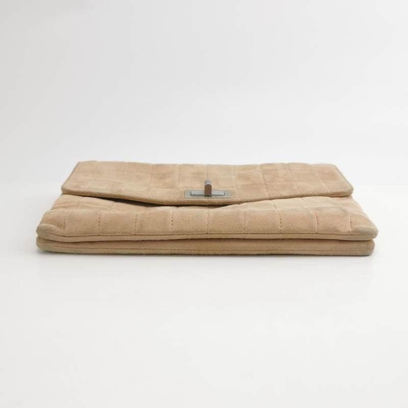 Chanel 2.55 Flap Bag Vintage Chocolate Bar Medium Suede Beige Light Pink, 2000 In Good Condition For Sale In AUBERVILLIERS, FR
