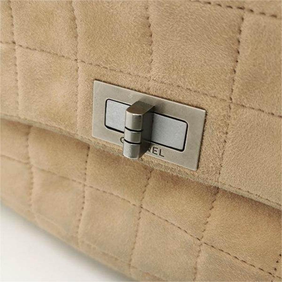 Chanel 2.55 Flap Bag Vintage Chocolate Bar Medium Suede Beige Light Pink, 2000 For Sale 4