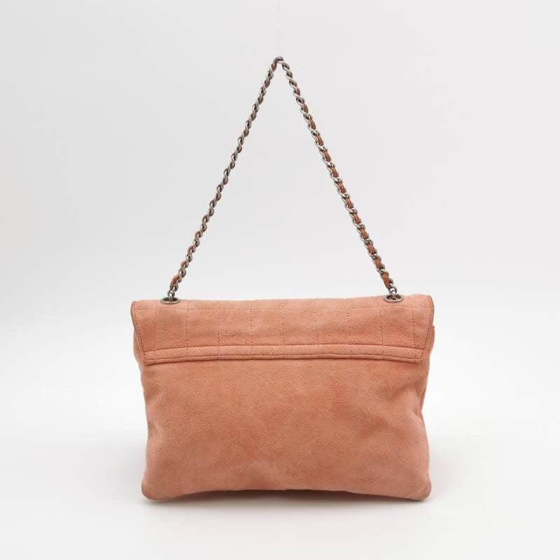 Chanel 2.55 Flap Bag Vintage Chocolate Bar Small Suede Coral Pink, 2000-2002 In Excellent Condition For Sale In AUBERVILLIERS, FR