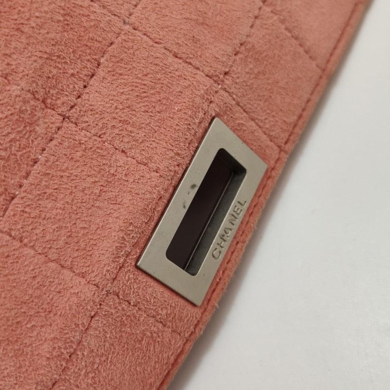 Chanel 2.55 Flap Bag Vintage Chocolate Bar Small Suede Coral Pink, 2000-2002 For Sale 4