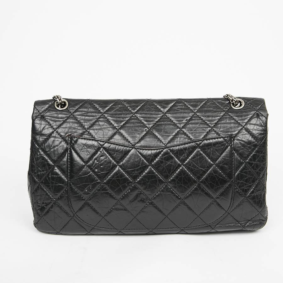 The essential bag from Maison Chanel ! Founded on February 2, 1955, from which it bears its name. The quilted diamond quilting is inspired by the equestrian world dear to Gabrielle Chanel. Aged silver jewelry. Mademoiselle clasp. Signature chain,