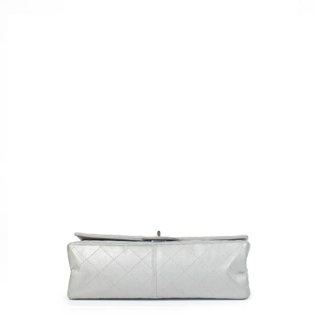 CHANEL, 2.55 in silver leather In Excellent Condition In Clichy, FR