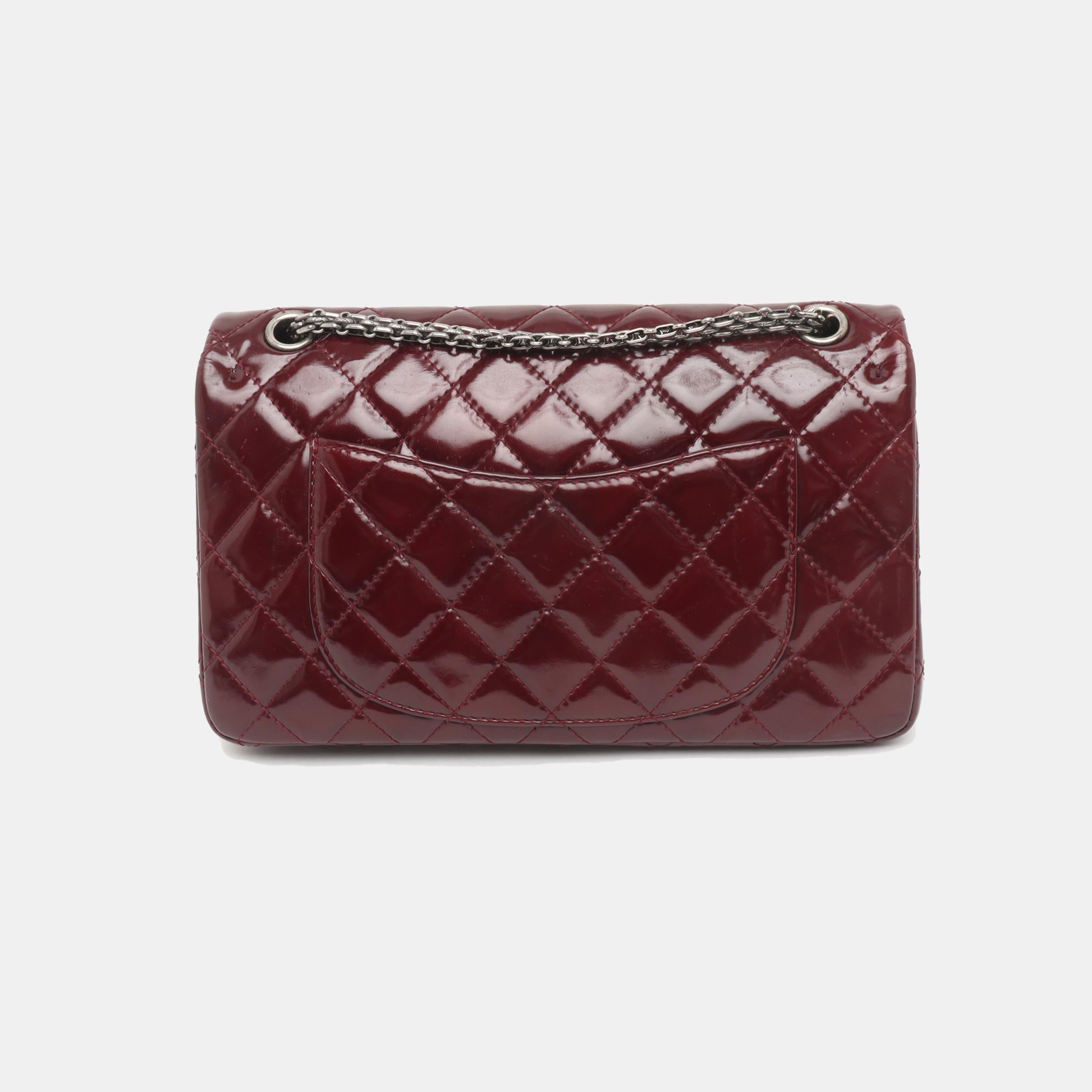 Chanel 2.55 Jumbo Double Flap Burgundy Patent Leather Silver HW 2010
These are professional photos of the actual bag.
CONDITION: VERY GOOD
Moderate signs of use. Light stains and color transfer on the back patent leather. Rubbing around the edges,