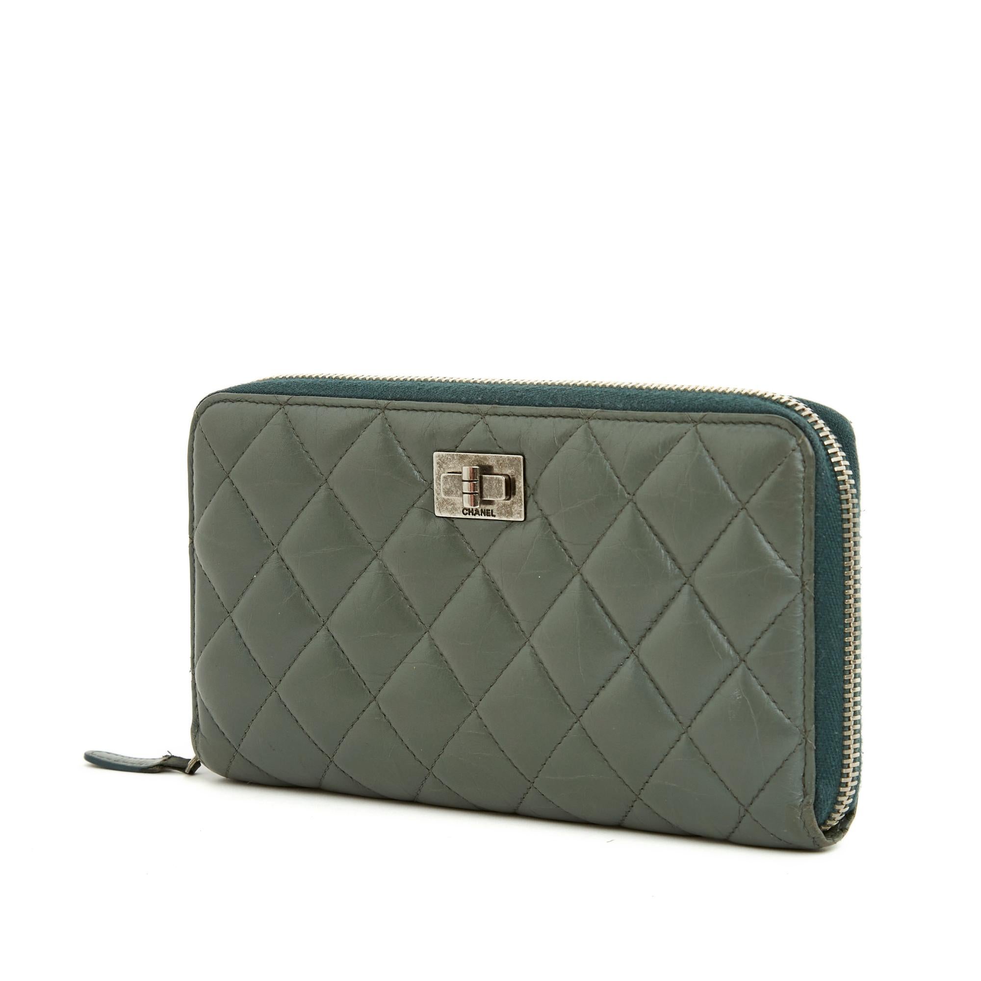 Long zipped wallet series 2.55 companion in gray khaki quilted aged leather closed with a long silver metal zip, interior in coordinated canvas and leather with 12 card slots, 3 note or paper slots and a central coin purse closed with a zip. . Width