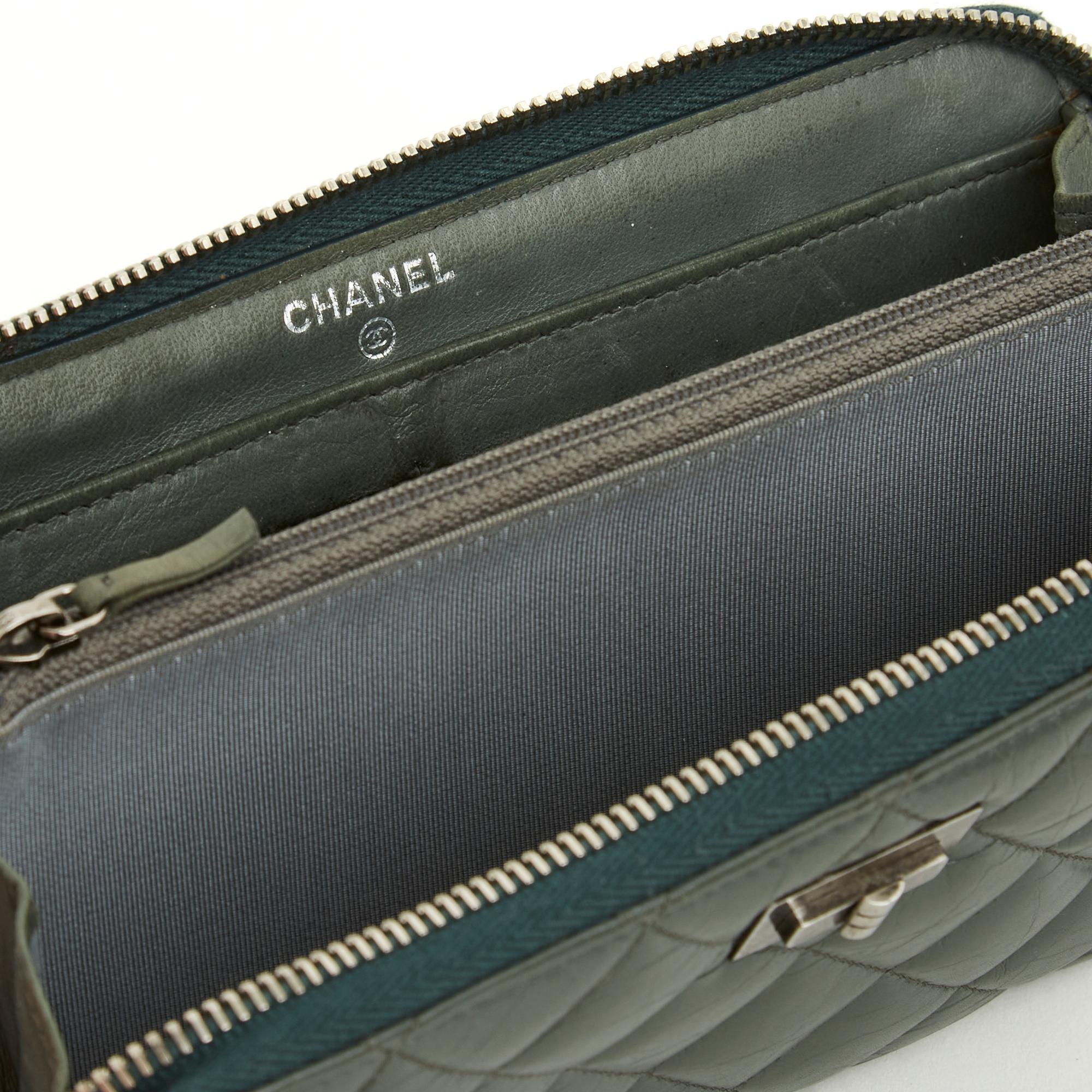 Chanel 2.55 khaki Lange Brieftasche mit Reißverschluss für Damen oder Herren im Angebot