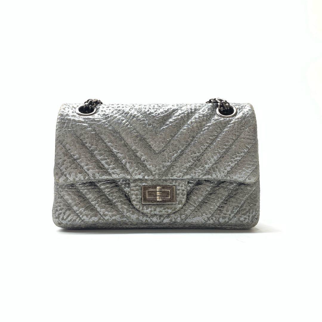 Chanel 2.55 Mini Stitch by Stitch argento a fantasia in pelle di vitello con hardware argentato Borsa a tracolla con patta
Queste sono foto professionali della borsa offerta da Luxbags.
Condit: MOLTO BUONO.
Nel complesso segni d'uso molto leggeri.