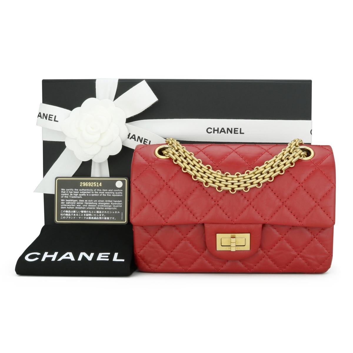 CHANEL 2.55 Mini Reissue Quilted Flap Bag in Red Aged Calfskin with Aged Gold-Tone Hardware 2020 – 20P.

This stunning bag is in excellent condition; it still holds its original shape, and the hardware is still very shiny.

It is a super practical