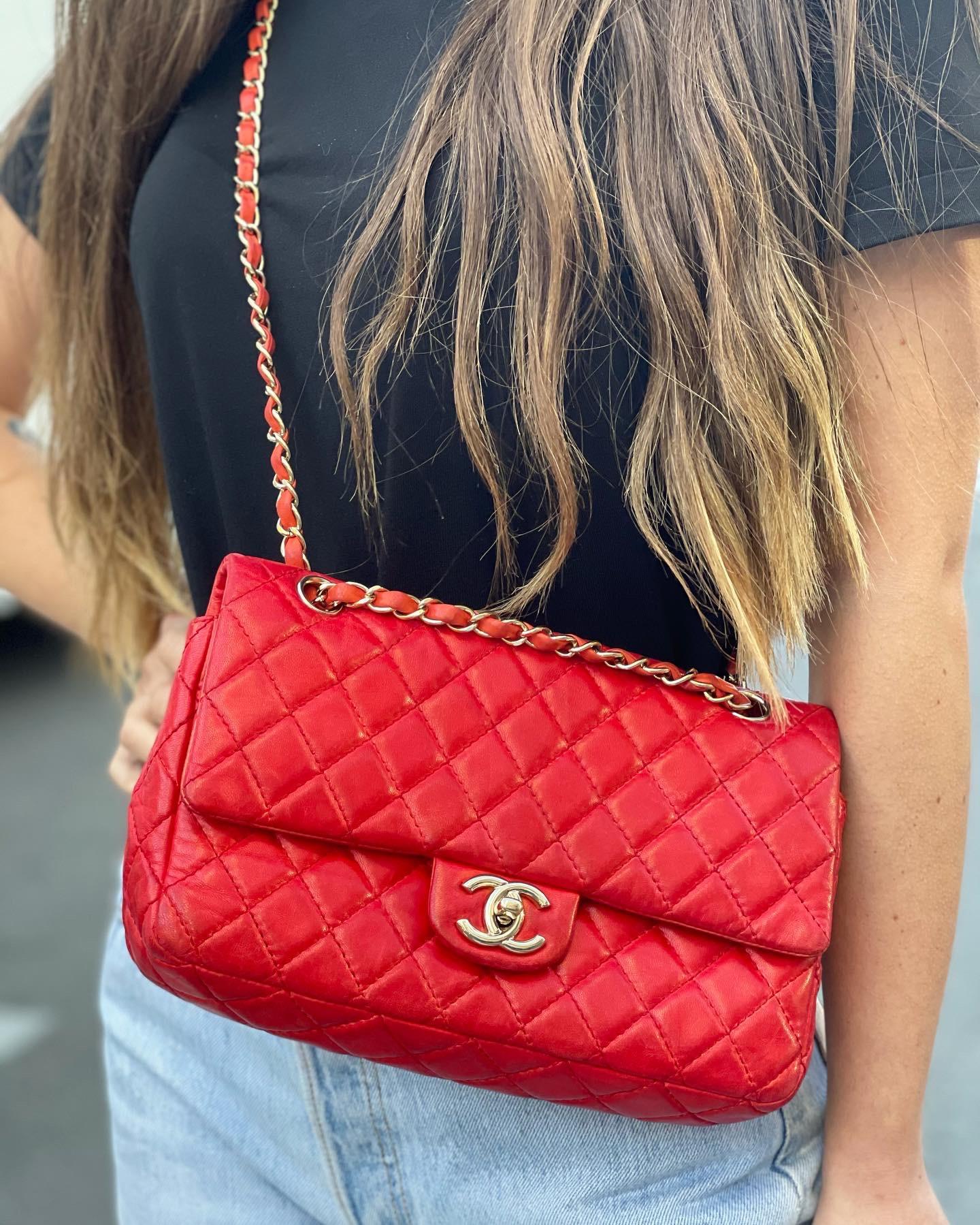 Chanel model 2.55 double-flap bag made of red quilted leather with golden hardware.
Closure with classic CC logo, internally quite large.
Equipped with leather shoulder strap and sliding chain.
The bag is slightly darkened, but overall in good