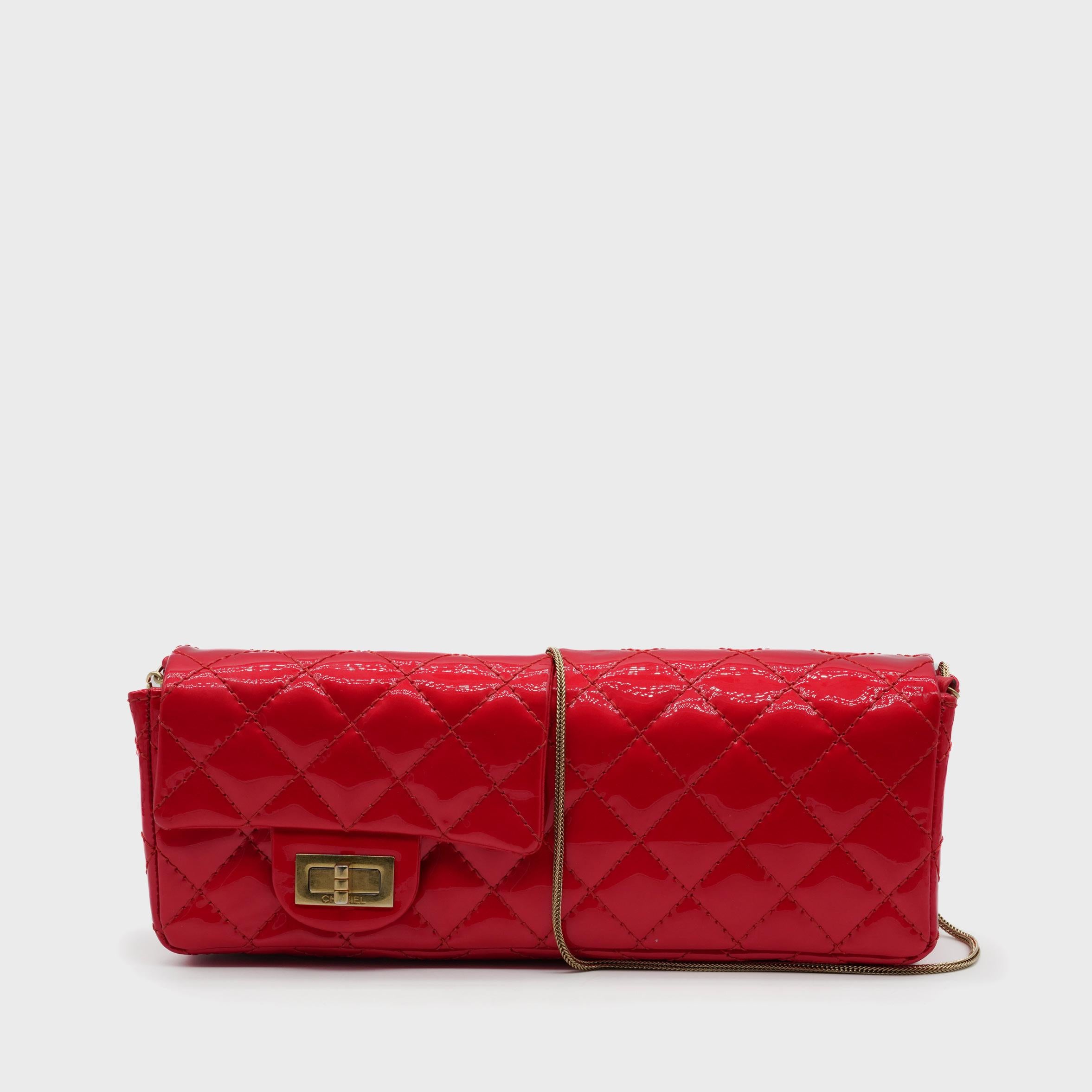 Die von Karl Lagerfeld für die Frühjahr/Sommer-Kollektion 2008 von Chanel (Look 19) entworfene 2.55 Baguette Bag interpretiert eine der legendärsten Ikonen des Hauses durch eine moderne, längliche Silhouette neu. Sie wurde in Frankreich aus