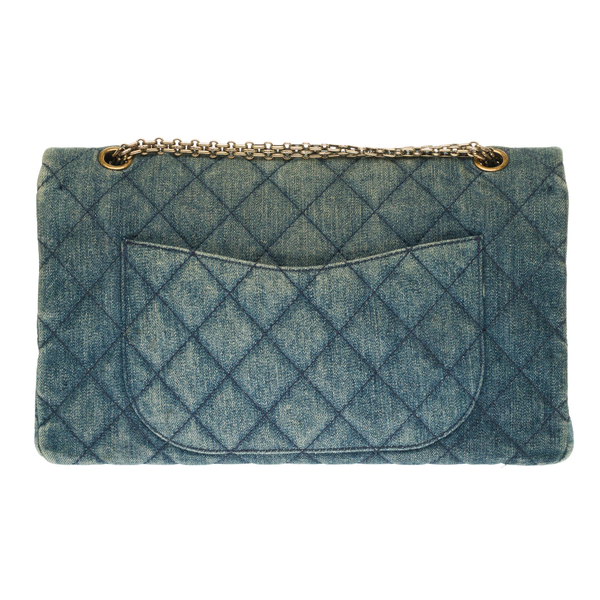 Splendid handbag Chanel 2.55 Reissue 227 in blue quilted denim, silver metal hardware, a Mademoiselle chain  in silver metal allowing a hand or shoulder strap.

Mademoiselle closure in bronze metal on flap.
A patch pocket on the back of the