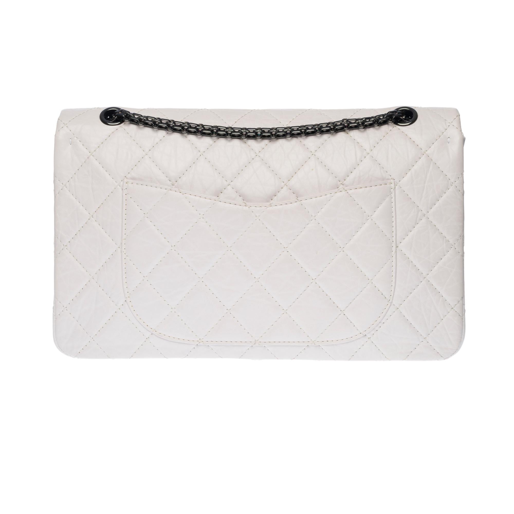 Splendid & Majestic Handbag Chanel 2.55 Reissue 227 in white quilted leather, black silver metal hardware, a chain handle transformable in black silver metal allowing a hand or shoulder or shoulder strap

Mademoiselle 2.55 black silver metal closure