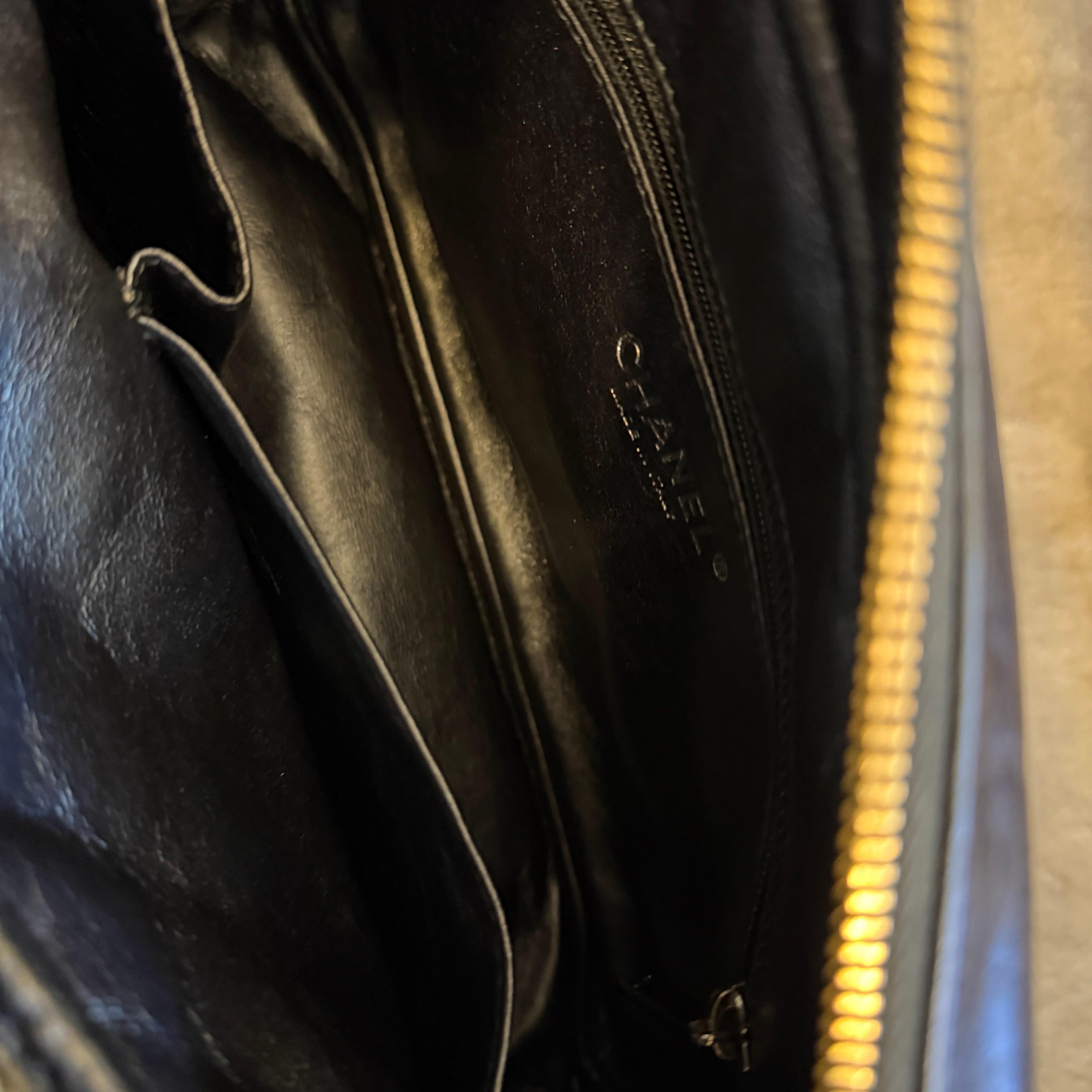 Borsa a tracolla Chanel 2.55 Reissue in pelle blu metallizzata e catena nera in vendita 5