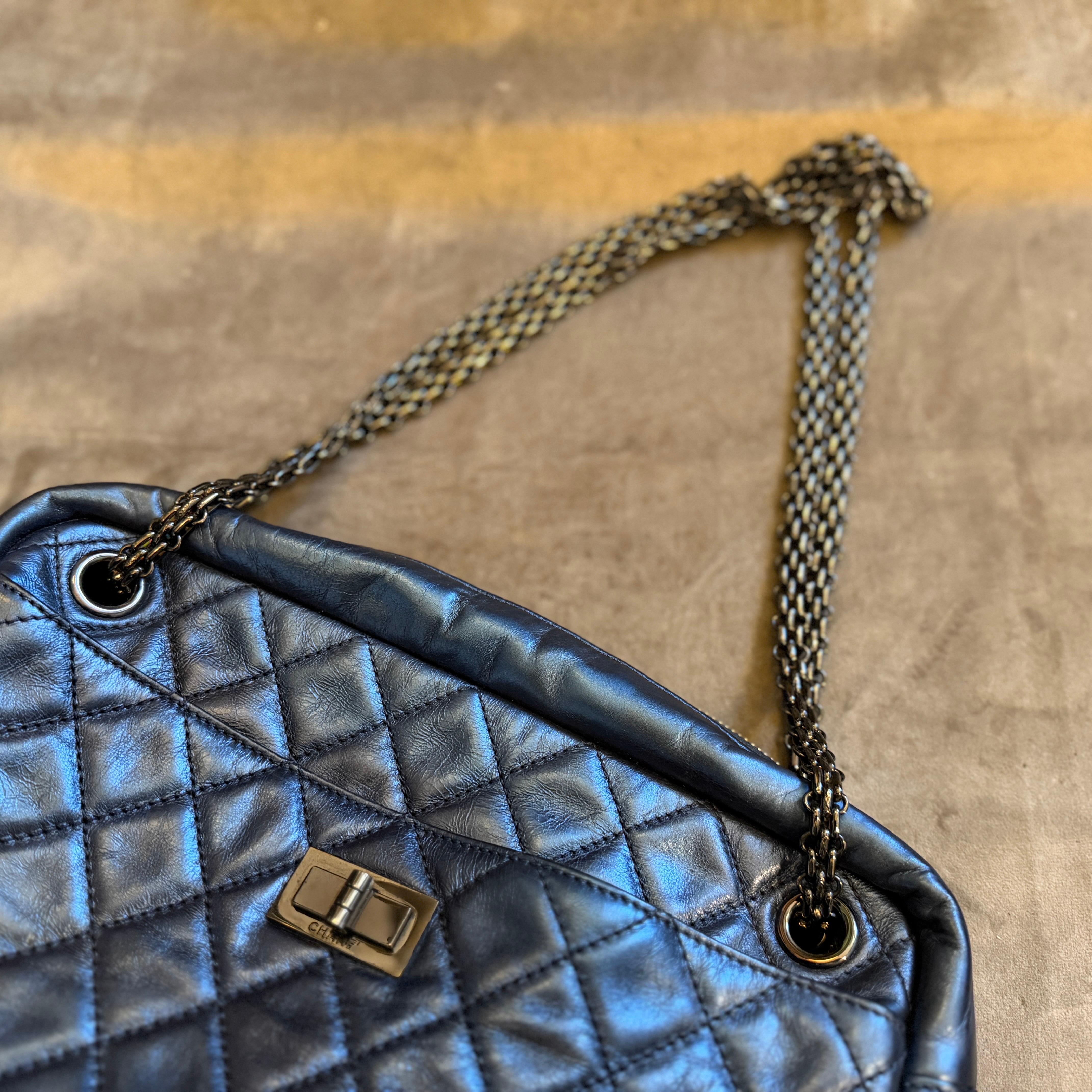Borsa a tracolla Chanel 2.55 Reissue in pelle blu metallizzata e catena nera in vendita 6