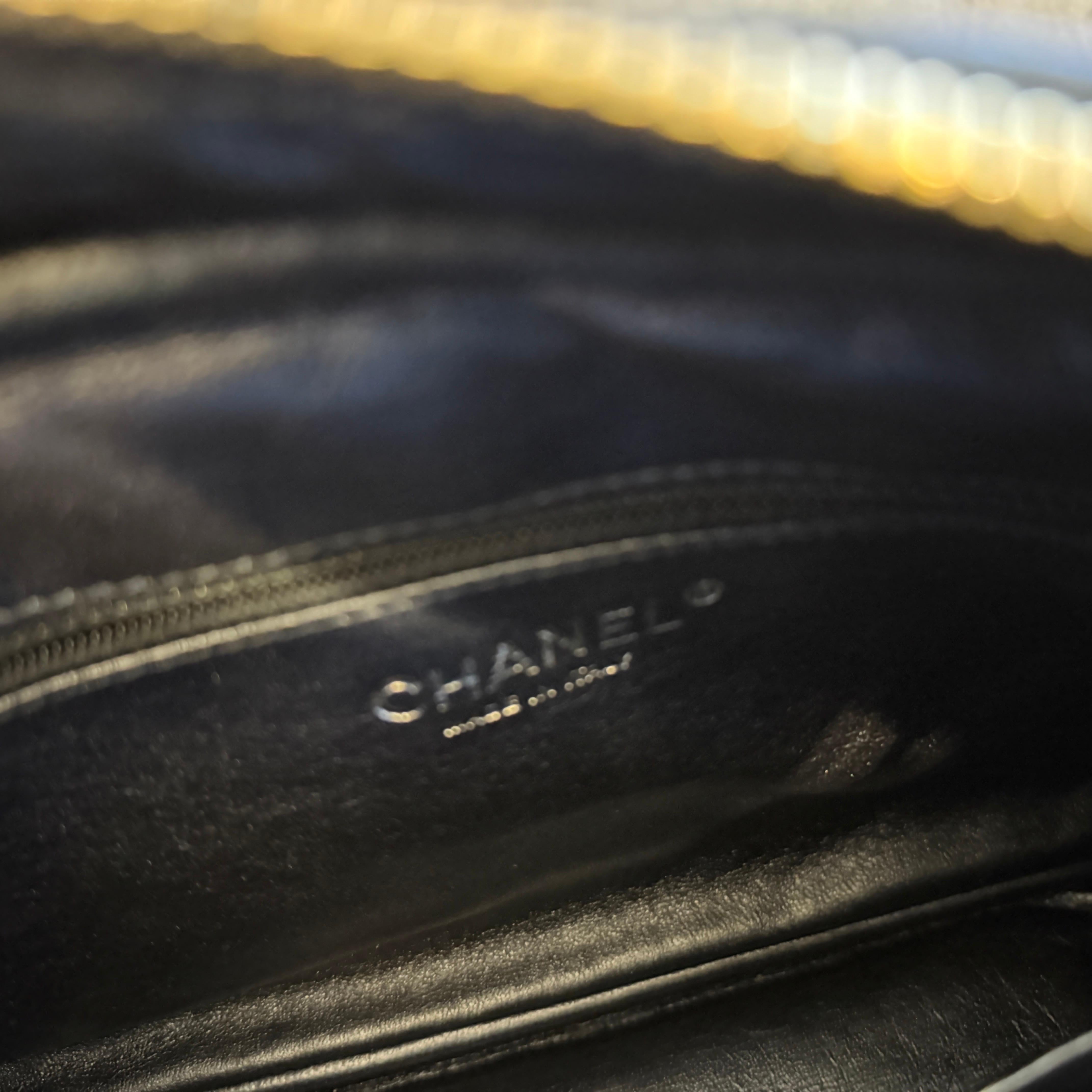 Borsa a tracolla Chanel 2.55 Reissue in pelle blu metallizzata e catena nera in vendita 7