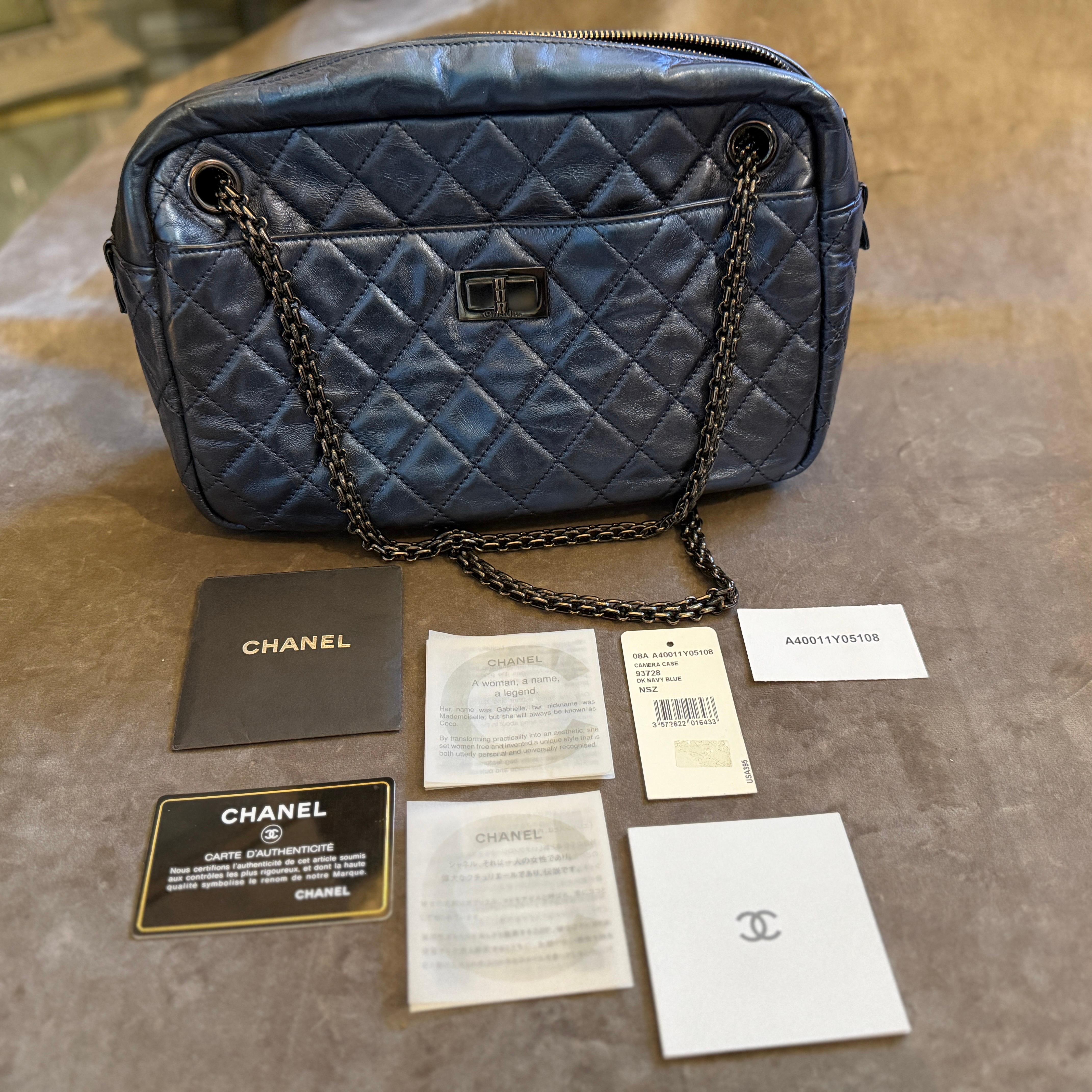 Borsa a tracolla Chanel 2.55 Reissue in pelle blu metallizzata e catena nera in vendita 8