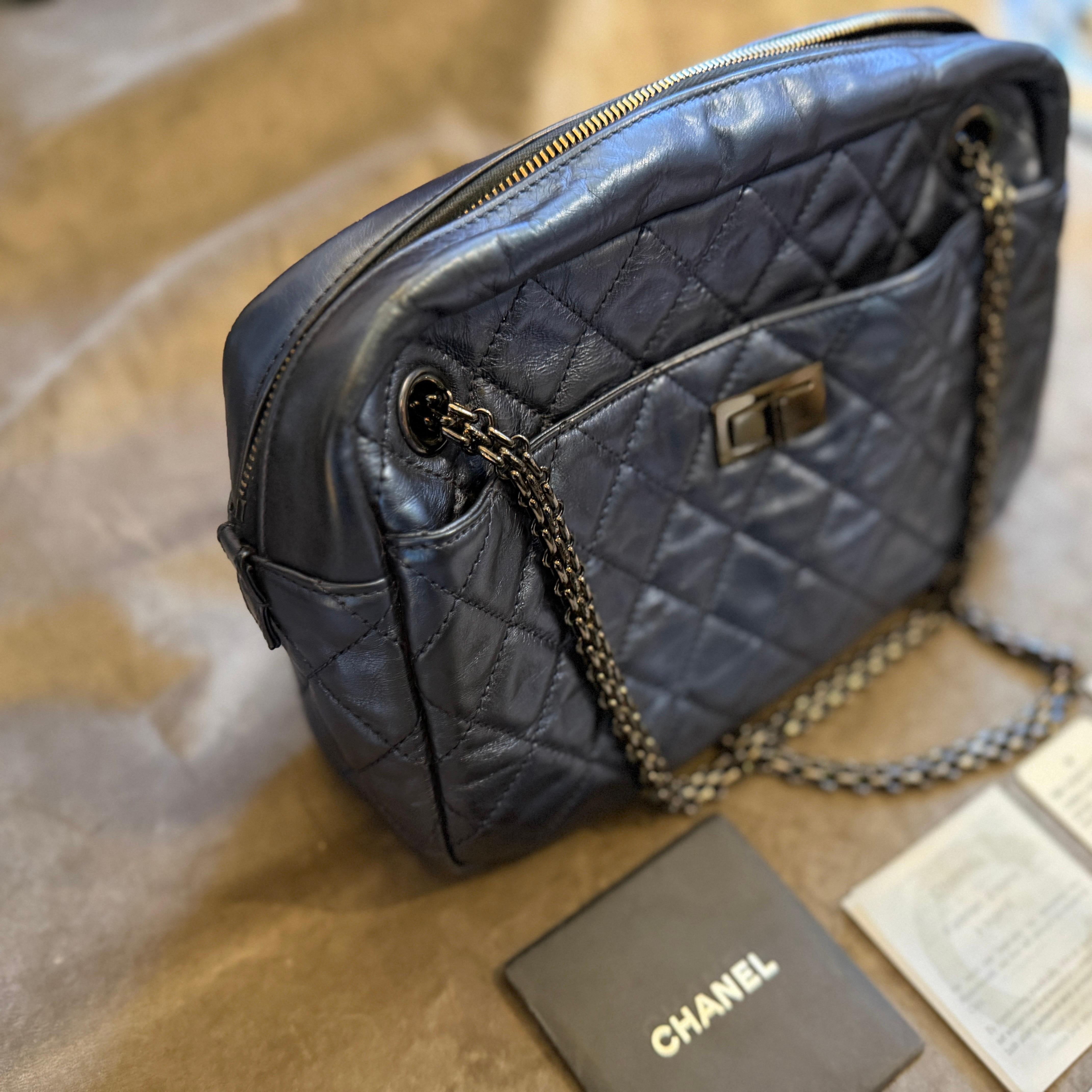 Borsa a tracolla Chanel 2.55 Reissue in pelle blu metallizzata e catena nera in vendita 9