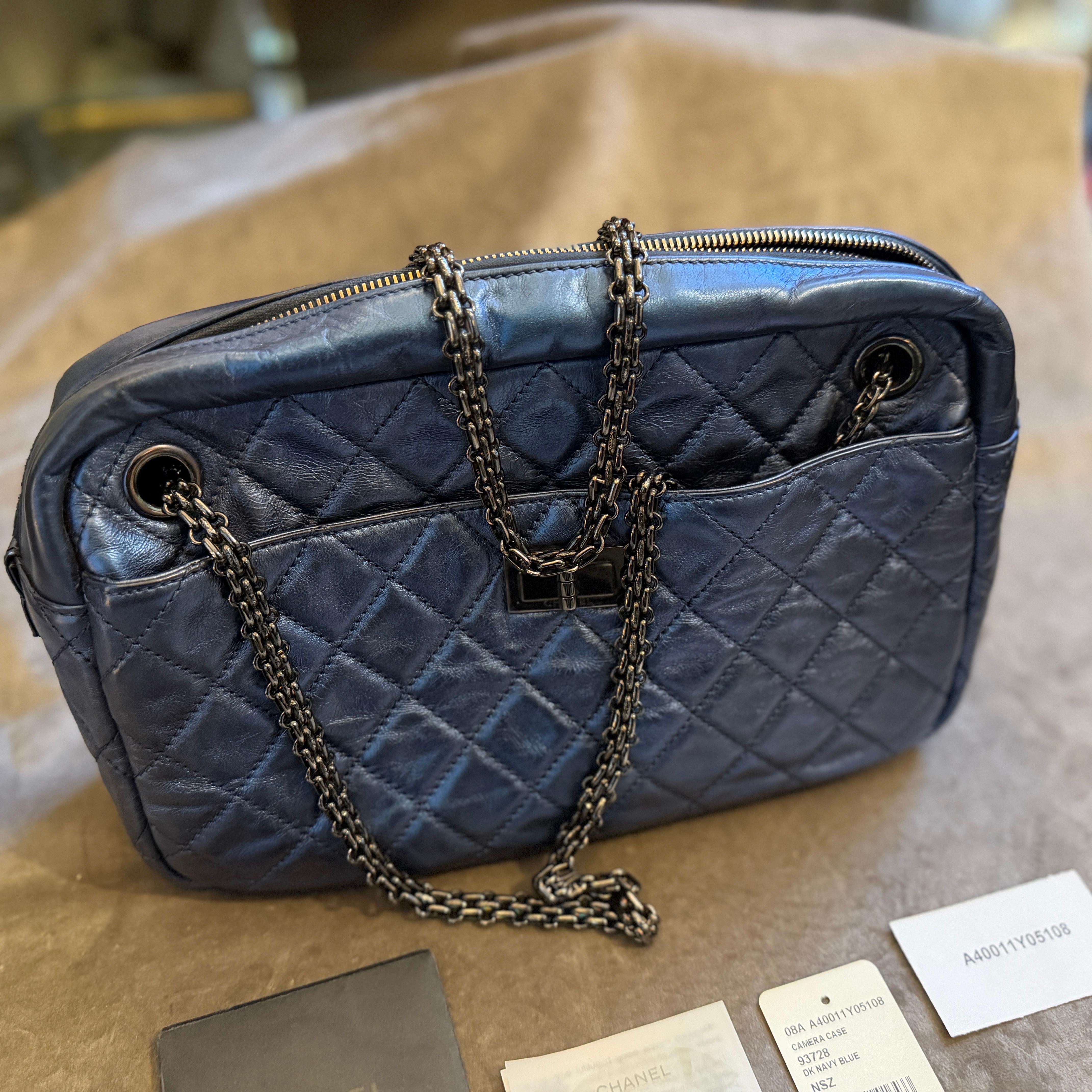 Borsa a tracolla Chanel 2.55 Reissue in pelle blu metallizzata e catena nera in vendita 11