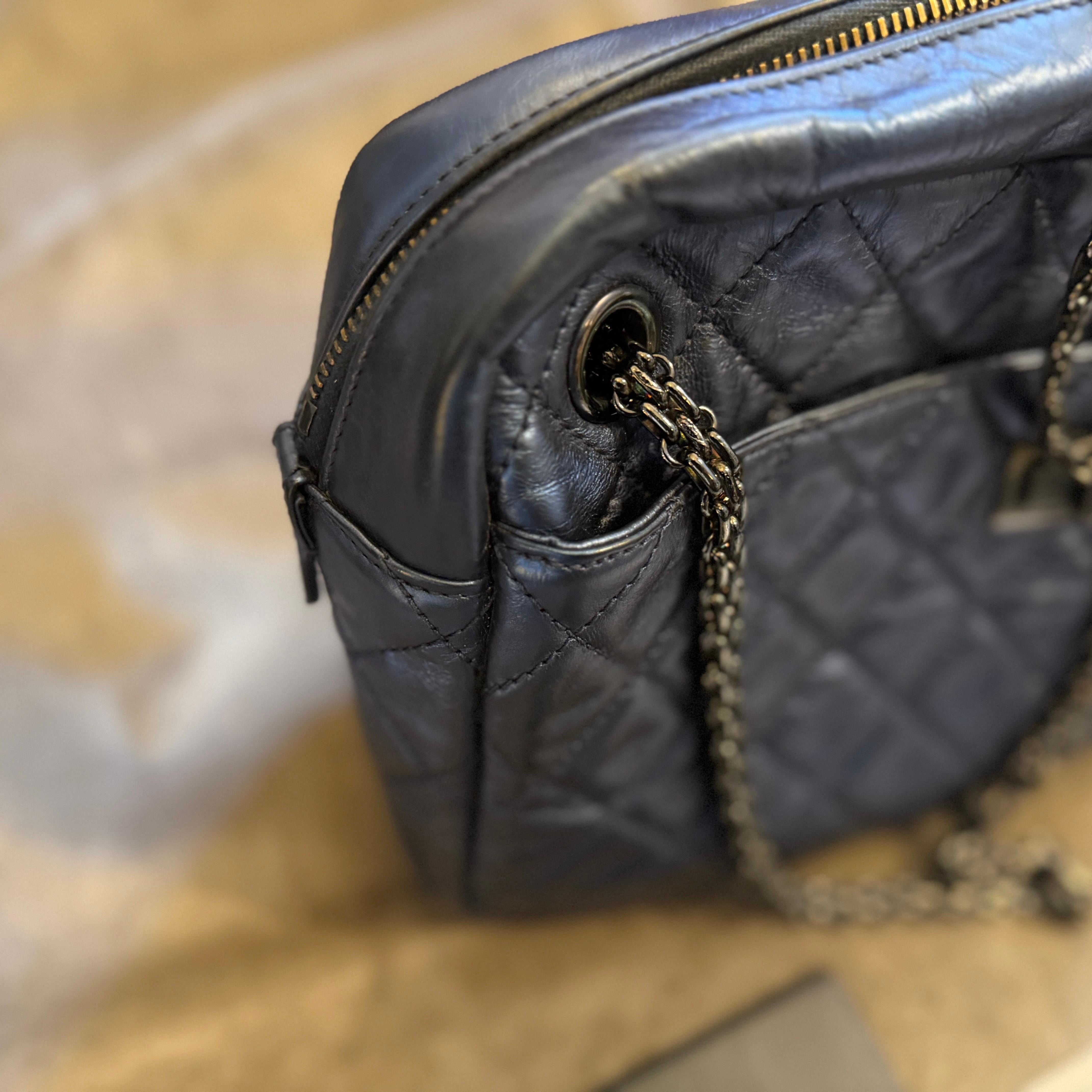 Borsa a tracolla Chanel 2.55 Reissue in pelle blu metallizzata e catena nera in vendita 12