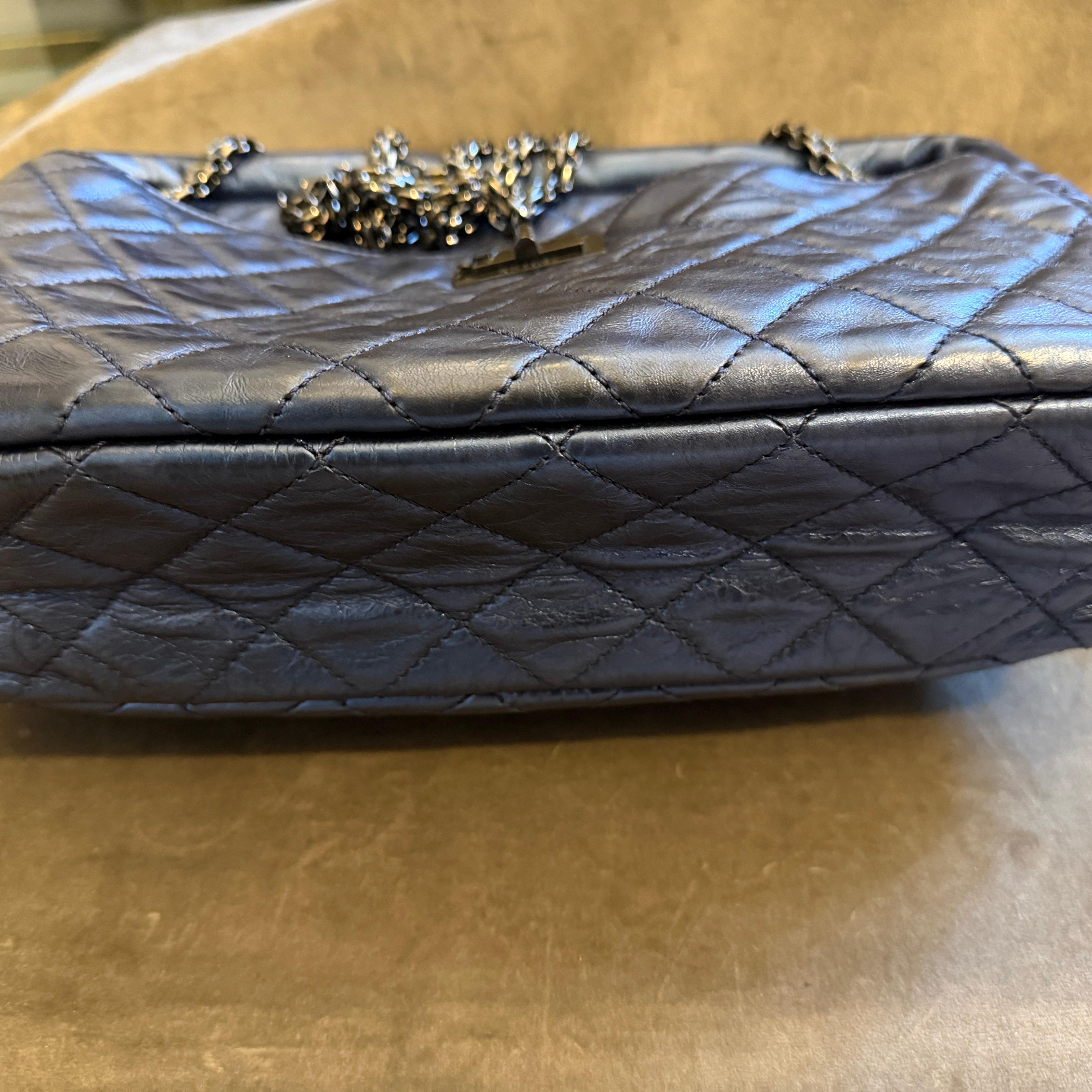 Borsa a tracolla Chanel 2.55 Reissue in pelle blu metallizzata e catena nera in vendita 13