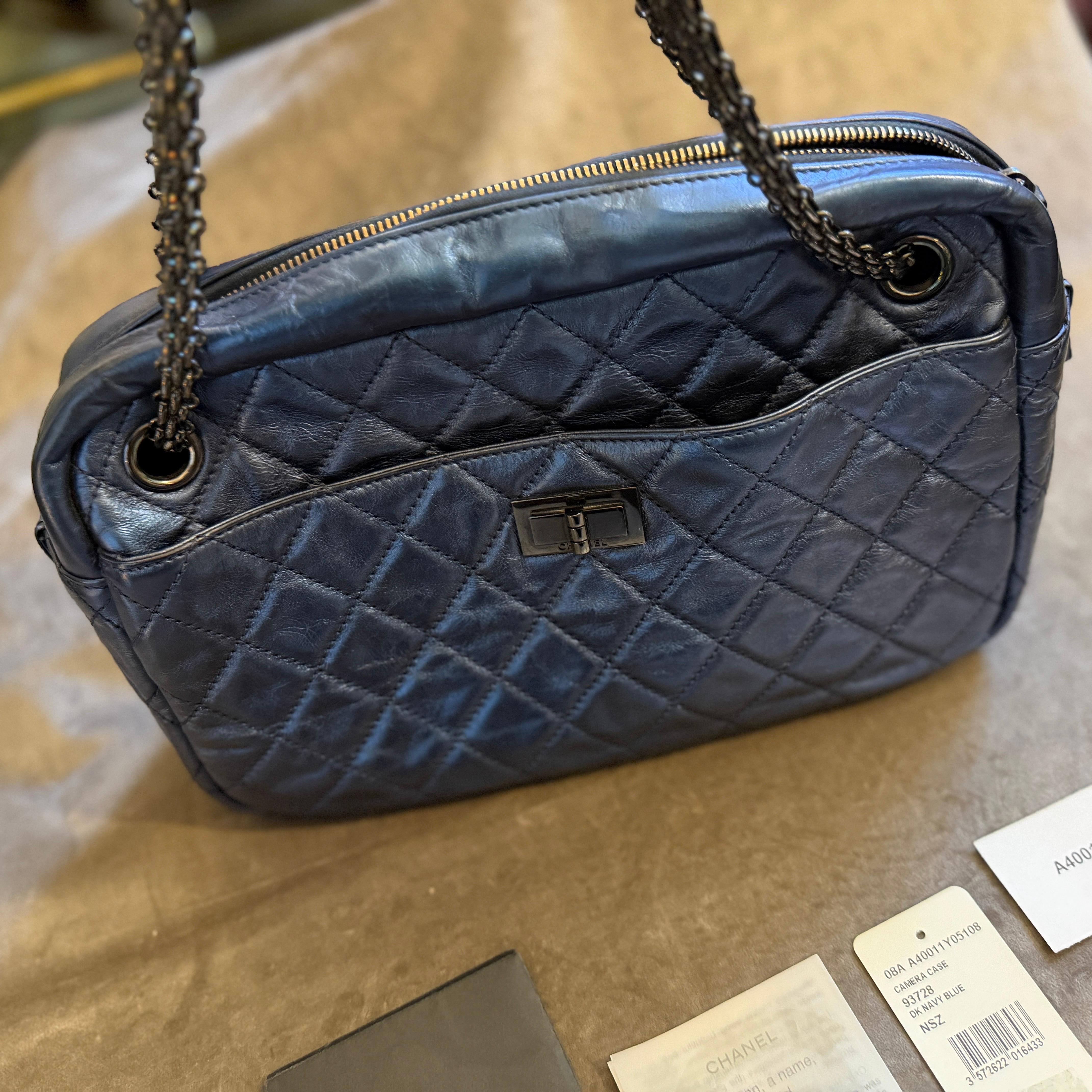 Borsa a tracolla Chanel 2.55 Reissue in pelle blu metallizzata e catena nera in vendita 14