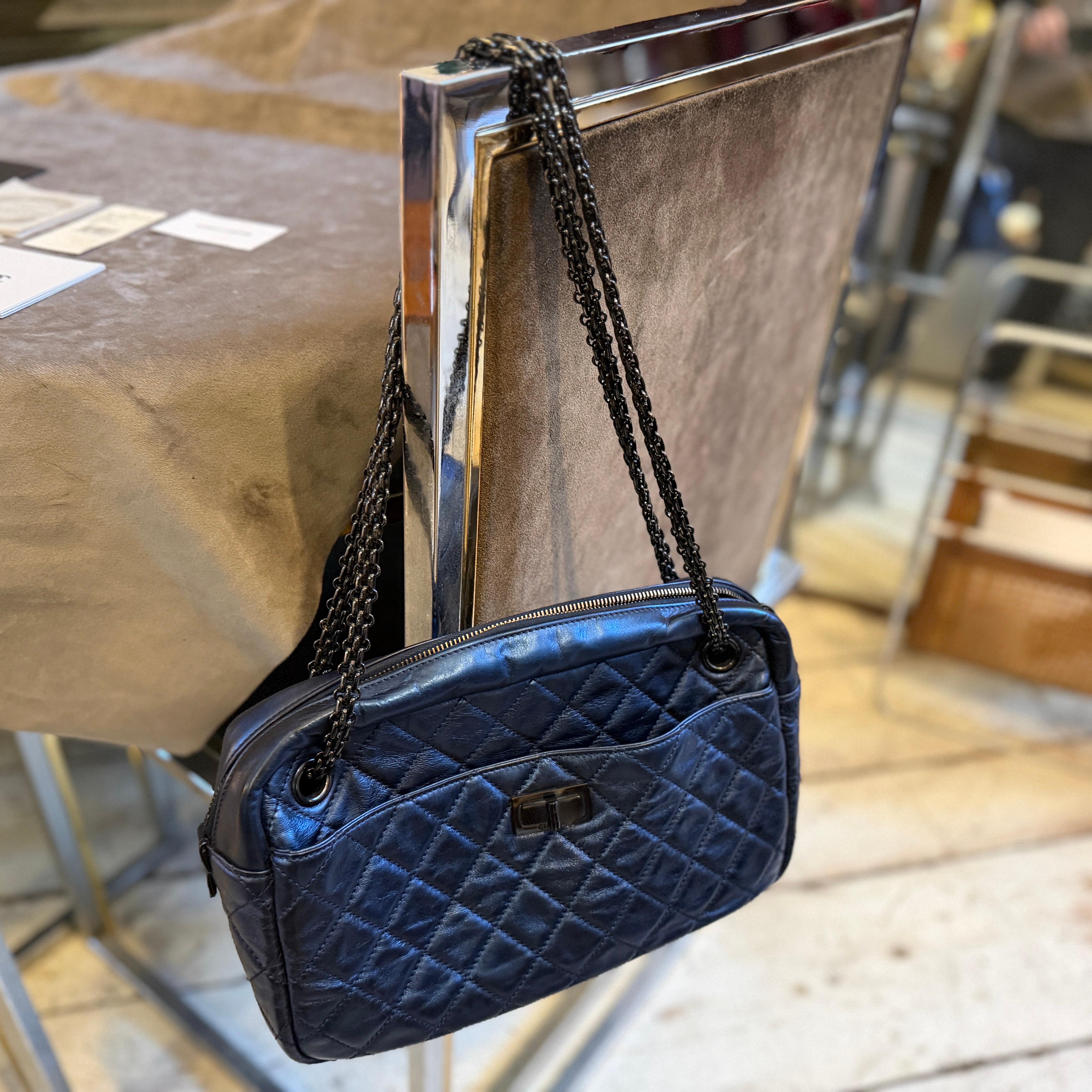 Borsa a tracolla Chanel 2.55 Reissue in pelle blu metallizzata e catena nera in vendita 15