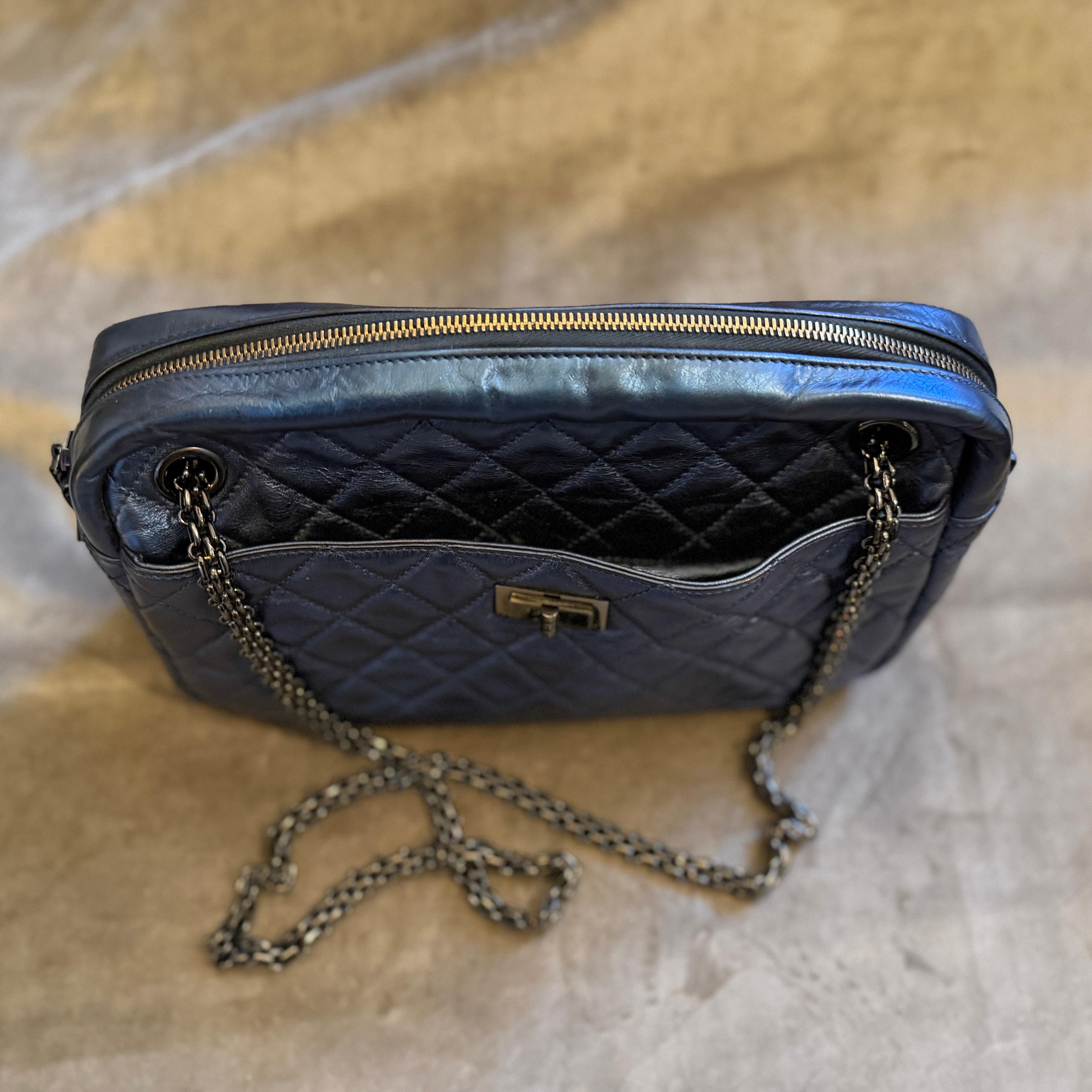 Nero Borsa a tracolla Chanel 2.55 Reissue in pelle blu metallizzata e catena nera in vendita