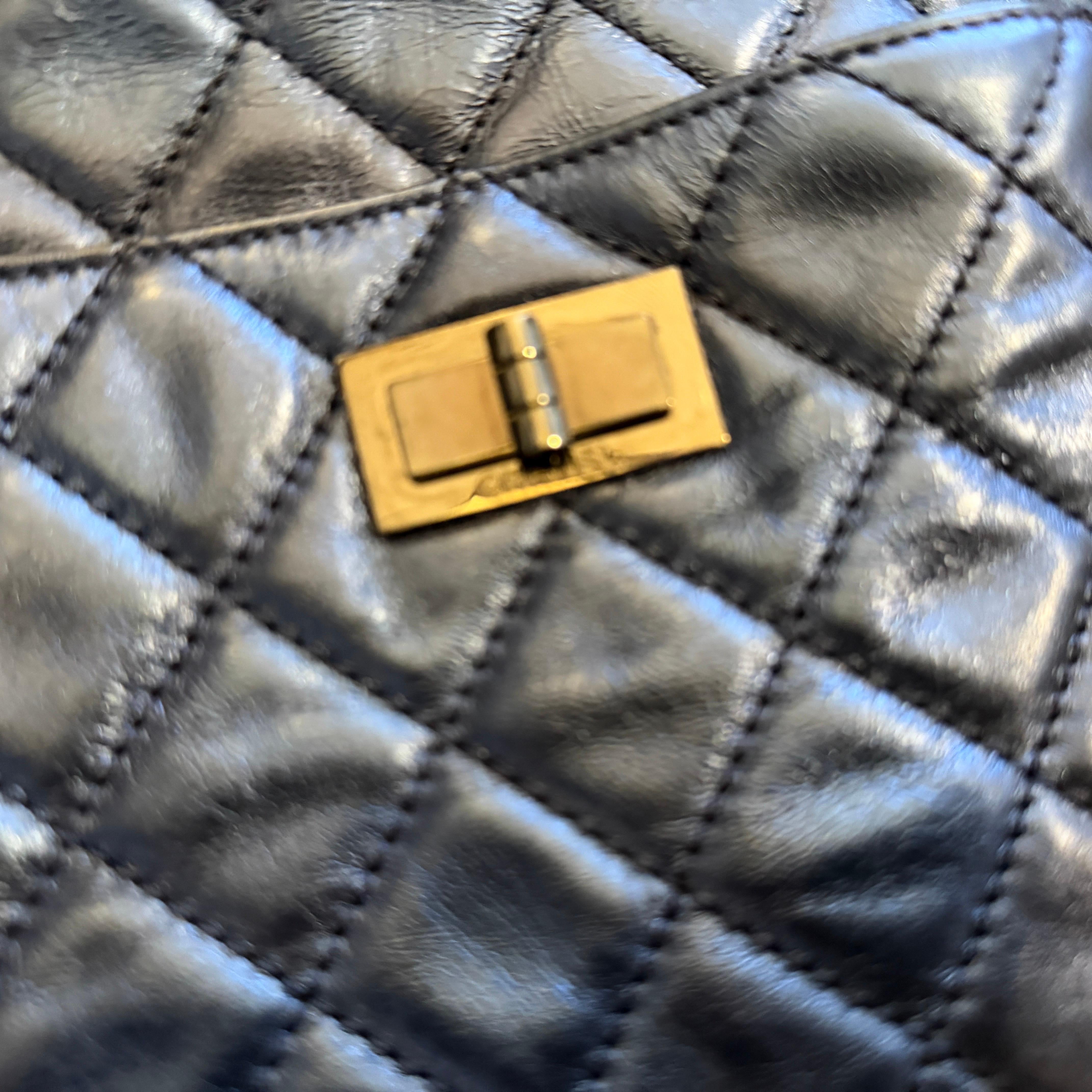 Borsa a tracolla Chanel 2.55 Reissue in pelle blu metallizzata e catena nera In condizioni ottime in vendita a Aci Castello, IT