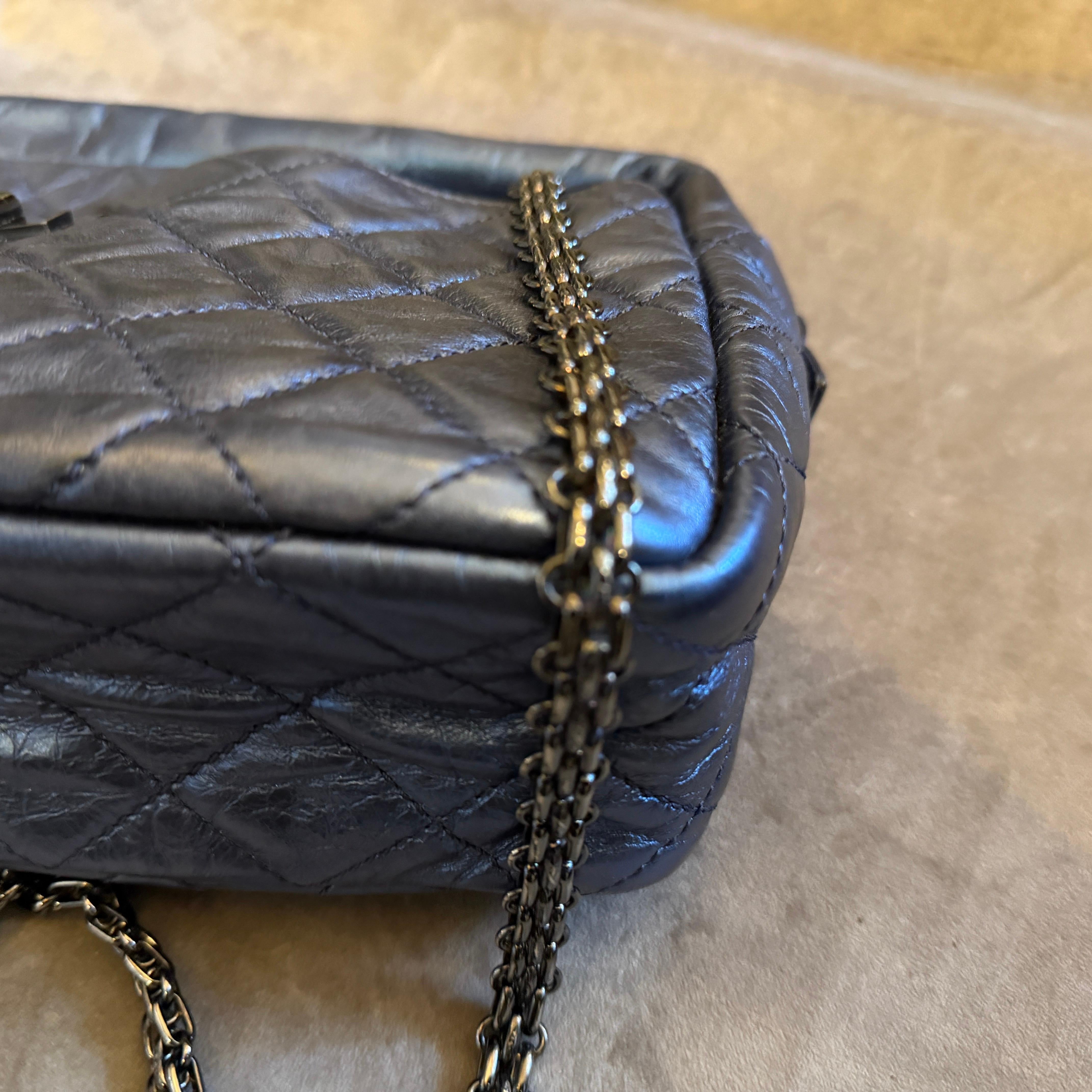 da uomo o donna Borsa a tracolla Chanel 2.55 Reissue in pelle blu metallizzata e catena nera in vendita