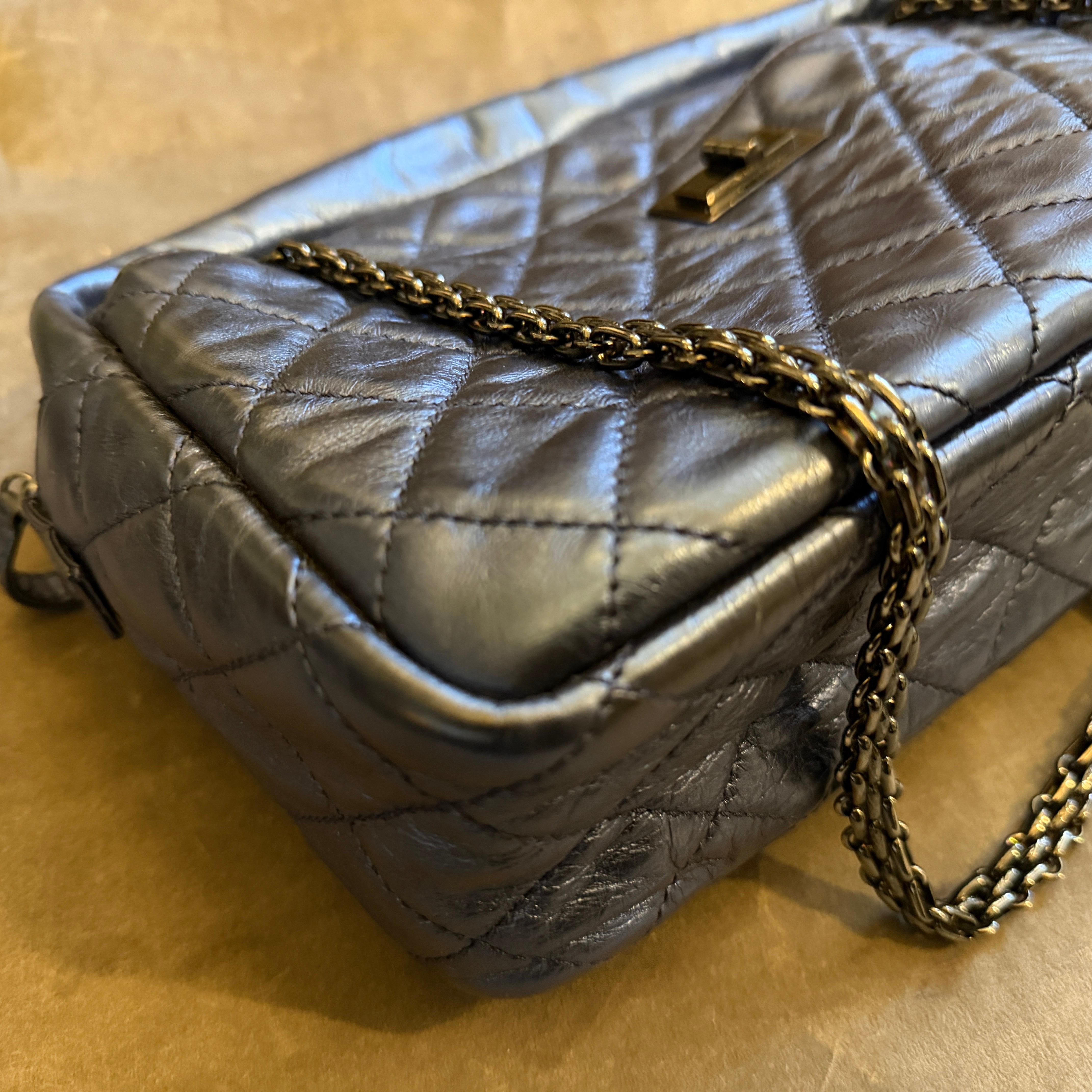 Borsa a tracolla Chanel 2.55 Reissue in pelle blu metallizzata e catena nera in vendita 1