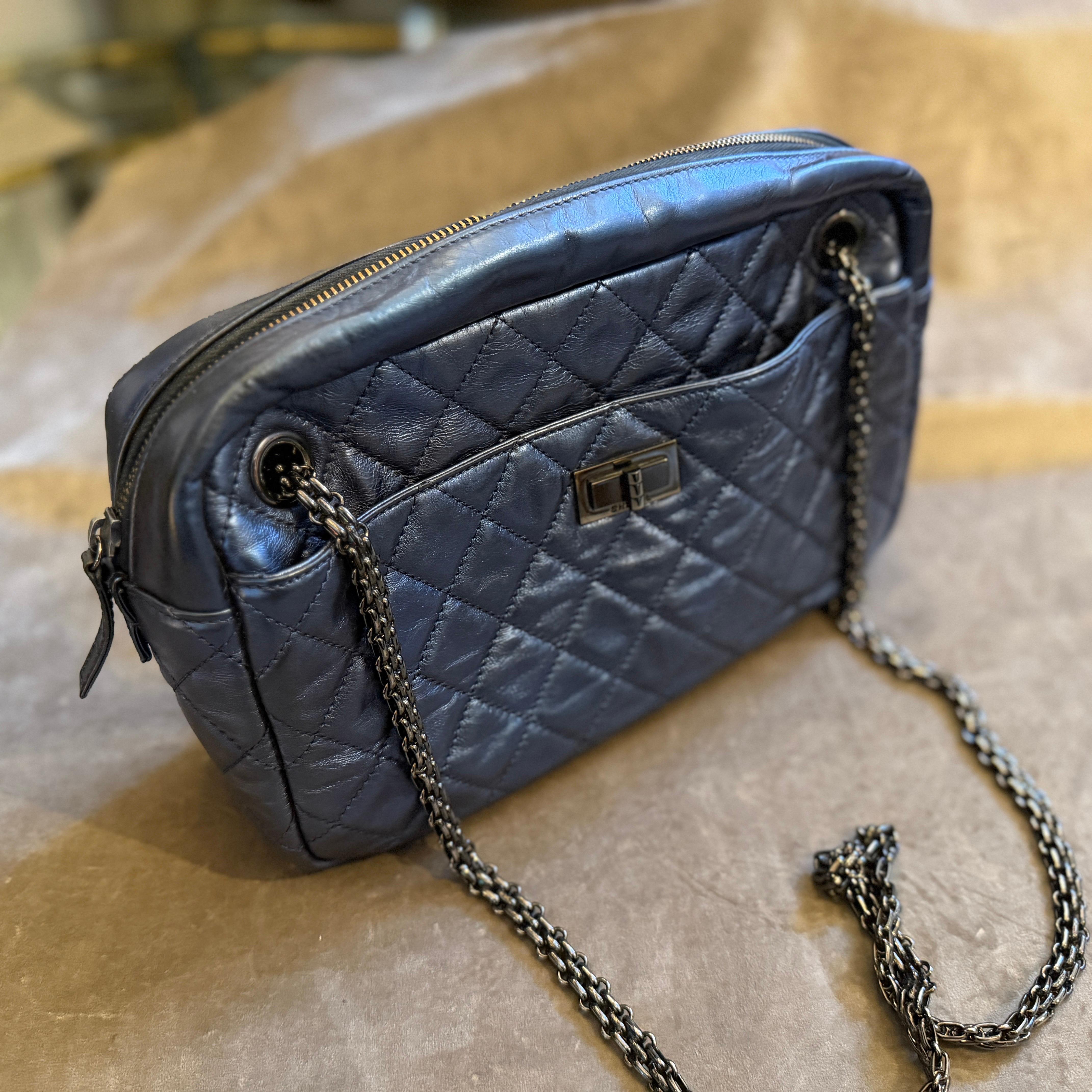 Borsa a tracolla Chanel 2.55 Reissue in pelle blu metallizzata e catena nera in vendita 3