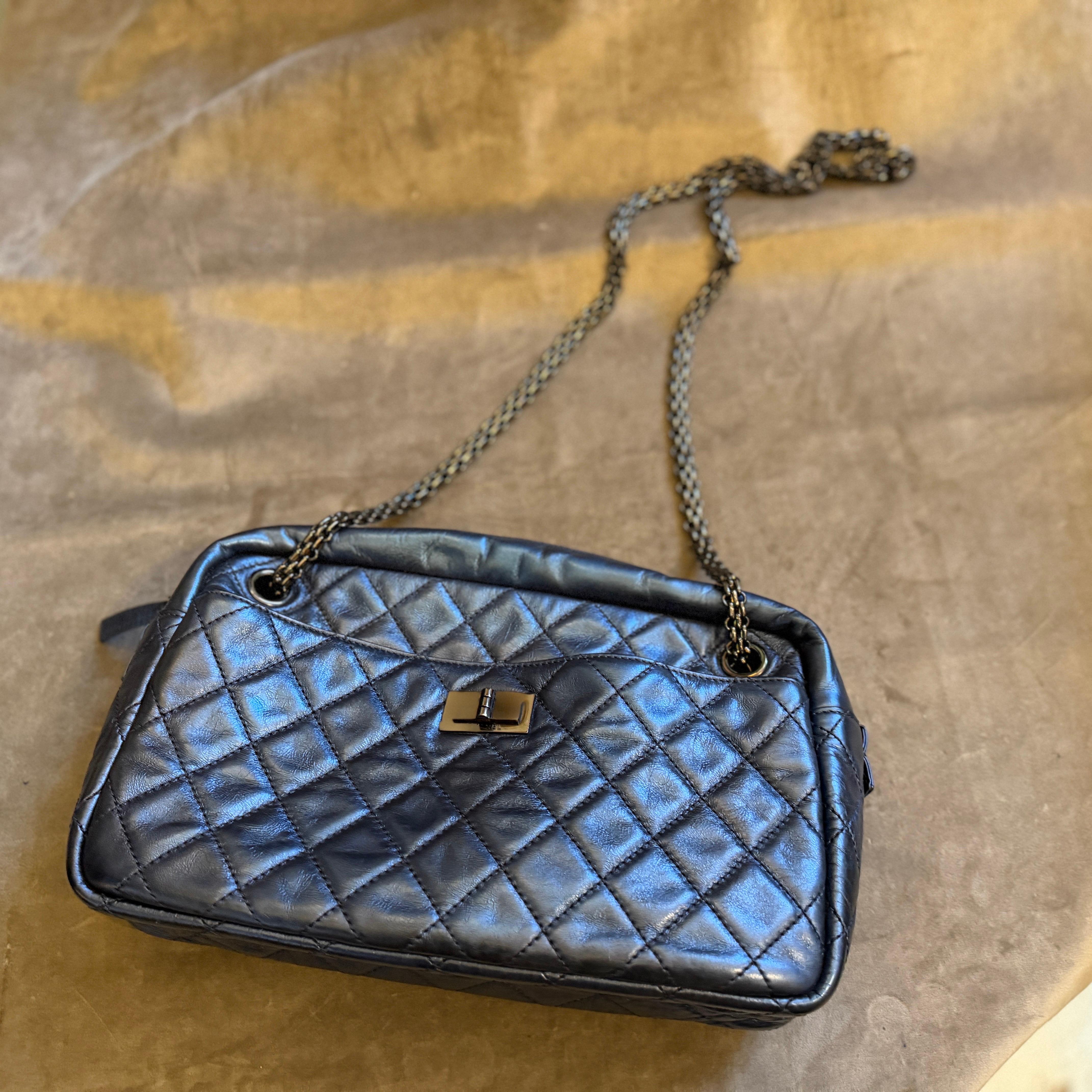 Borsa a tracolla Chanel 2.55 Reissue in pelle blu metallizzata e catena nera in vendita 4