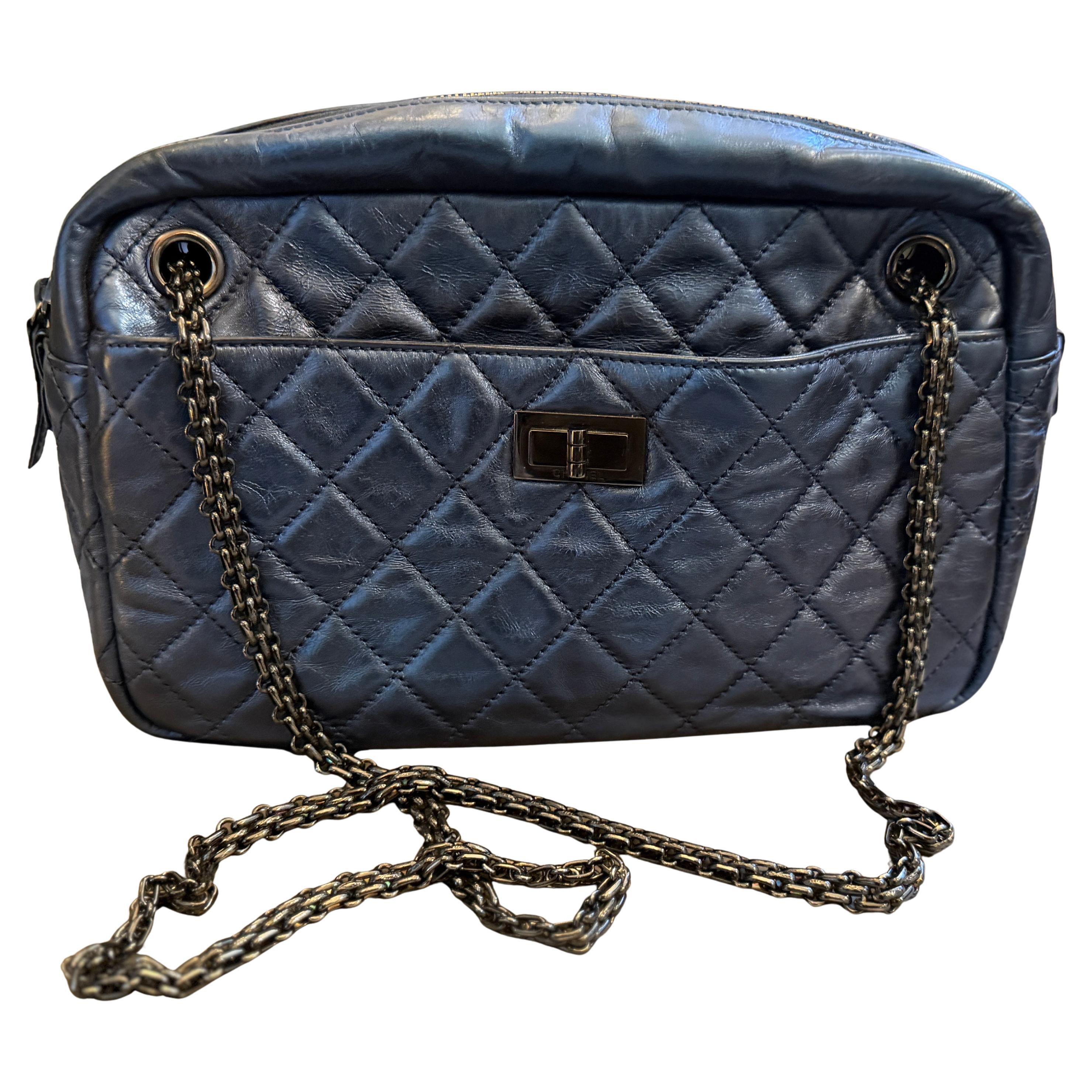 Borsa a tracolla Chanel 2.55 Reissue in pelle blu metallizzata e catena nera in vendita