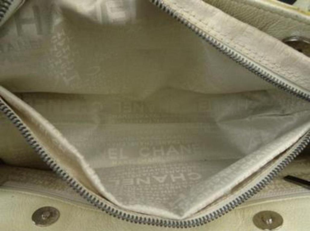 Chanel 2.55 Reissue Cerf Ivory Cc Caviar Executive 216076 White Leather Tote In Fair Condition For Sale In Forest Hills, NY