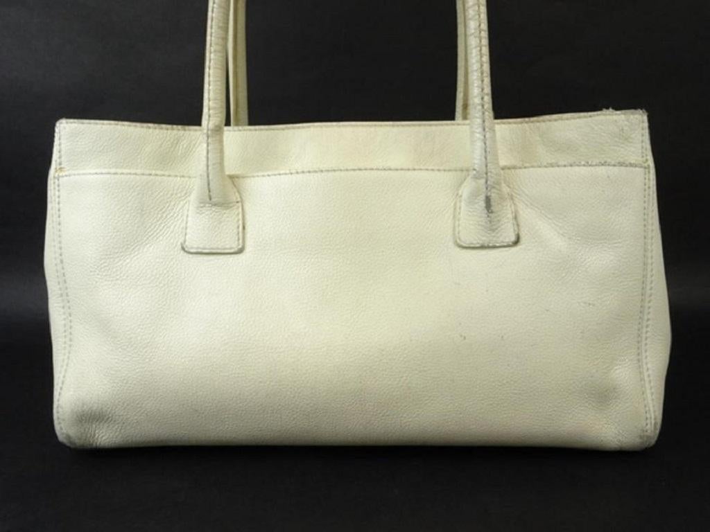 Chanel 2.55 Reissue Cerf Ivory Cc Caviar Executive 216076 White Leather Tote In Good Condition In Dix hills, NY