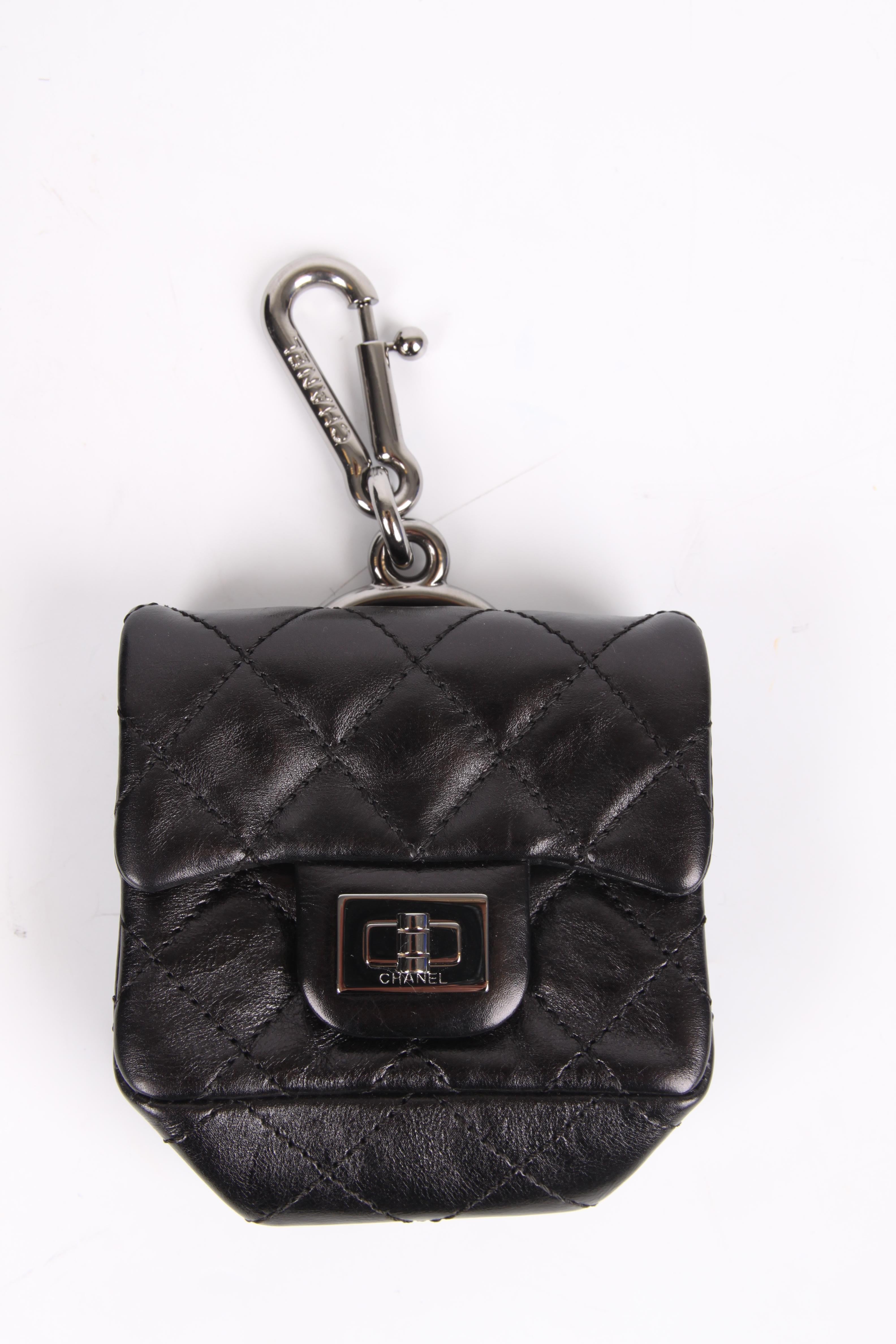 Women's Chanel 2.55 Reissue Double Flap Bag with Mini Pochette - black For Sale