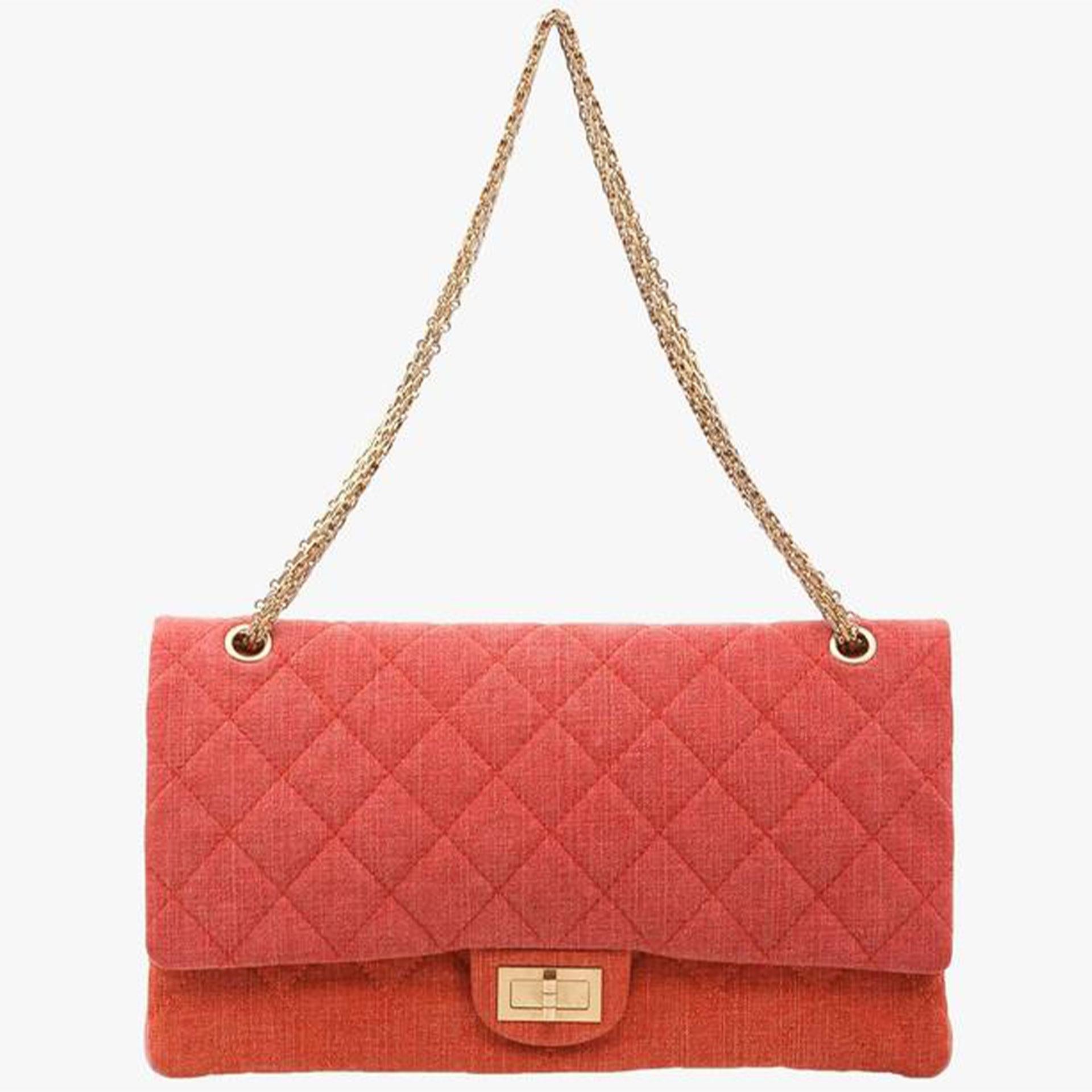 Sac Chanel 2.55 Maxi Classic à double rabat en denim rose rouge en édition limitée Unisexe en vente