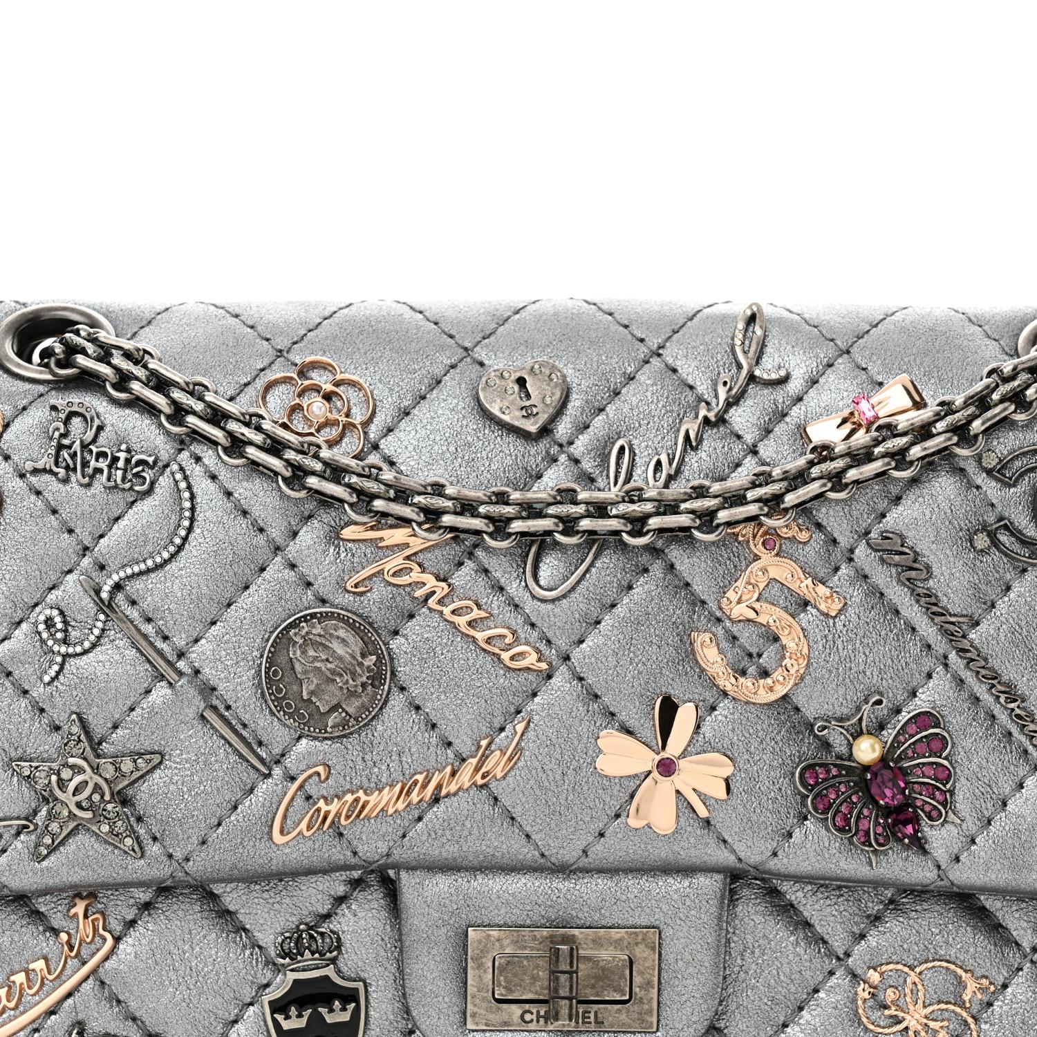 - •MATERIAL: Metallisches, silberfarbenes, diamantgestepptes Kalbsleder
- •Verzierungen: Verschiedene Chanel Charmes aus Metall
- •Riemen: Ruthenium Reissue Kette Link Schultergurte
- •Äußere Merkmale: Aufgesetzte Tasche hinten
- •Verschluss: