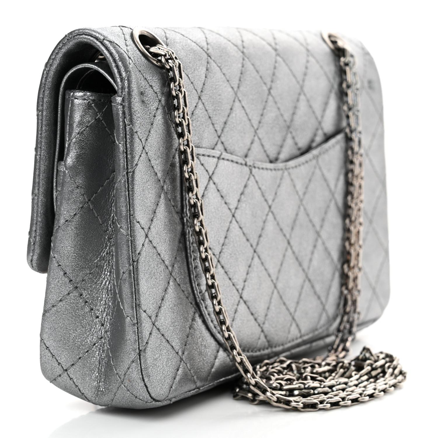 Chanel 2.55 Reissue Lucky Charms Tasche aus gestepptem gealtertem Kalbsleder mit silberner Klappe und Diamanten (Silber) im Angebot