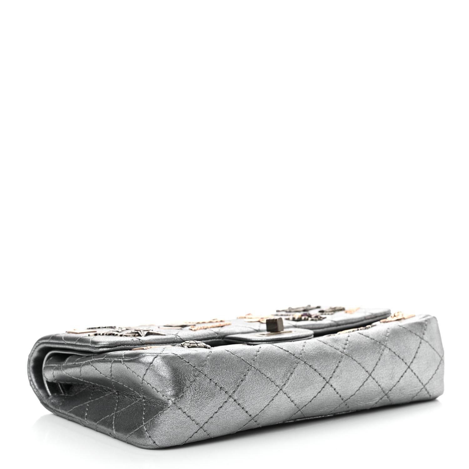 Chanel 2.55 Reissue Lucky Charms Tasche aus gestepptem gealtertem Kalbsleder mit silberner Klappe und Diamanten im Zustand „Gut“ im Angebot in Miami, FL