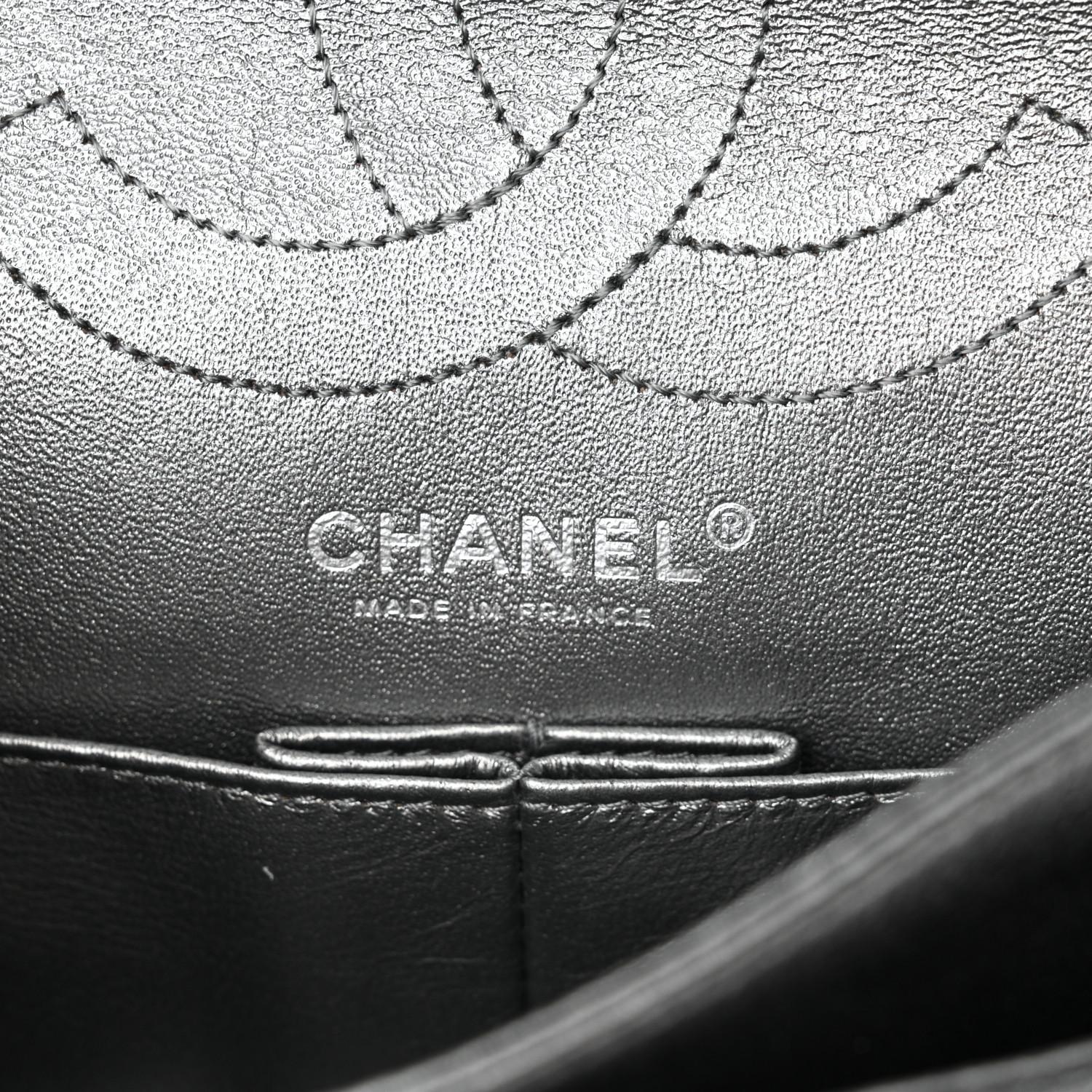 Chanel 2.55 Reissue Lucky Charms Tasche aus gestepptem gealtertem Kalbsleder mit silberner Klappe und Diamanten im Angebot 2