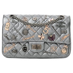 Sac à rabat argenté matelassé Lucky Charms de Chanel 2.55