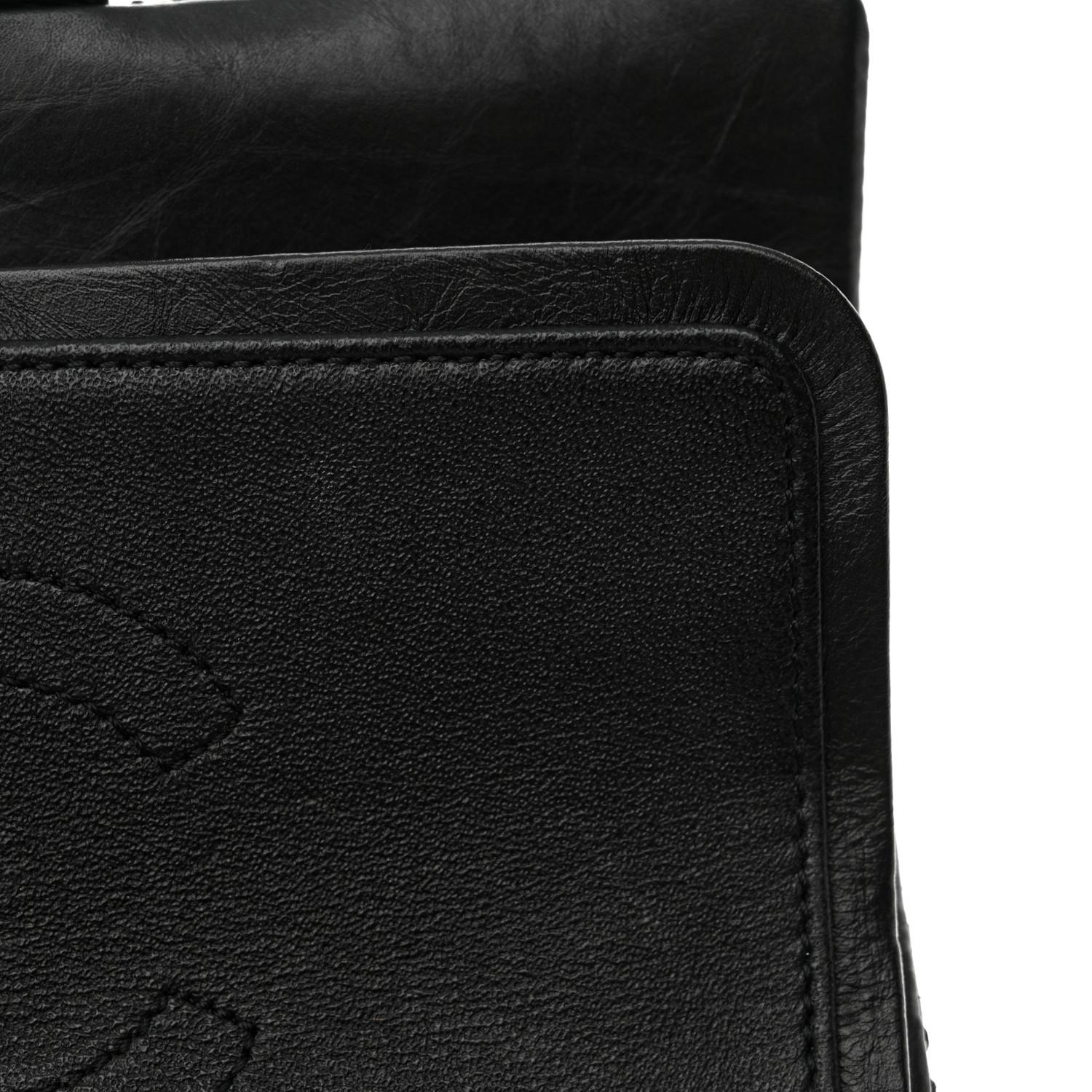 CHANEL 2.55 Reissue Number 5 Charms Sac à rabat en cuir de veau vieilli noir en vente 5