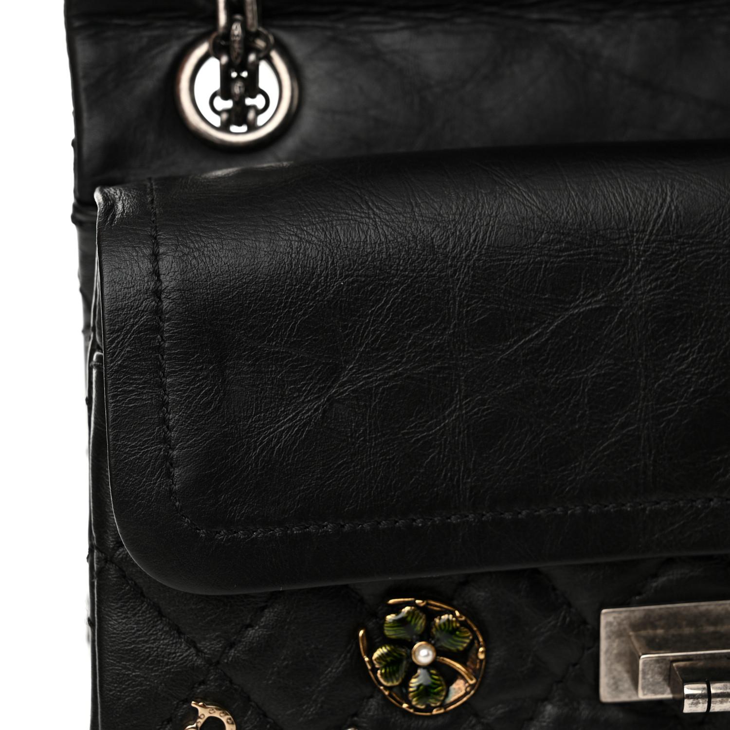 CHANEL 2.55 Reissue Number 5 Charms Sac à rabat en cuir de veau vieilli noir en vente 6