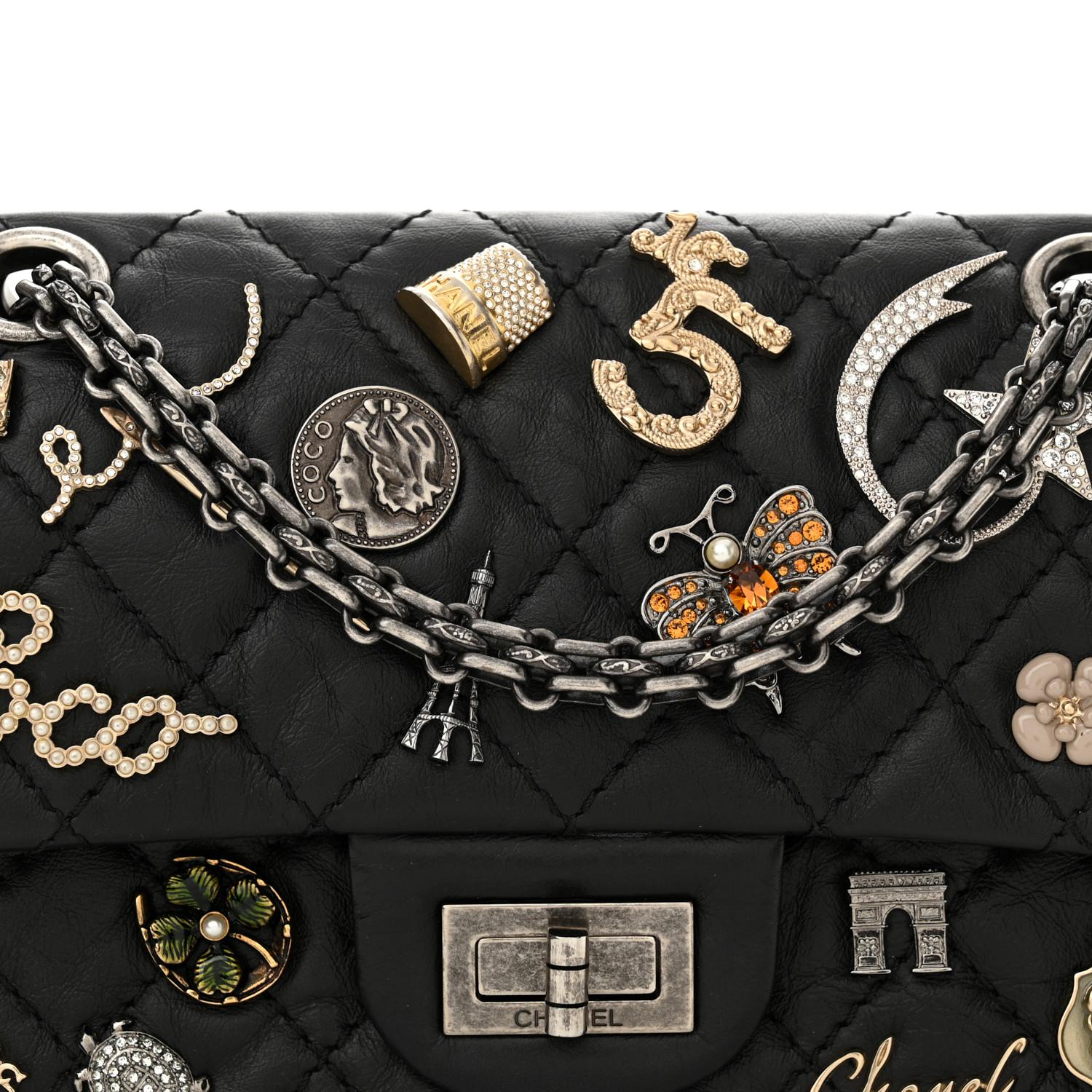 •Fabriqué en cuir de veau vieilli luxueusement souple avec un magnifique motif matelassé en forme de diamant

•Les Lucky Charms, signature de Chanel, ajoutent une touche distinctive à l'ensemble.

•Livré avec une bandoulière en chaîne en ruthénium
