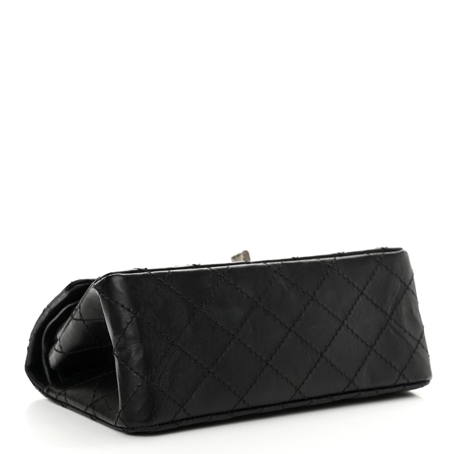 CHANEL 2.55 Reissue Number 5 Charms Sac à rabat en cuir de veau vieilli noir Bon état - En vente à Miami, FL